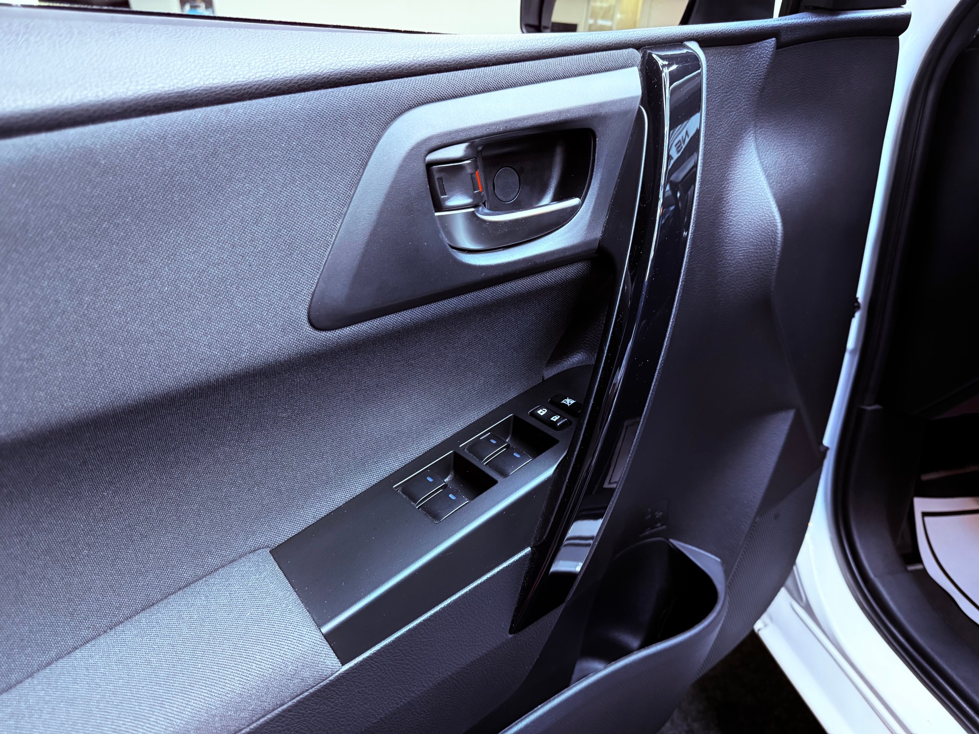 TOYOTA Auris 1.8 HSD Trend e-CVT-image-21