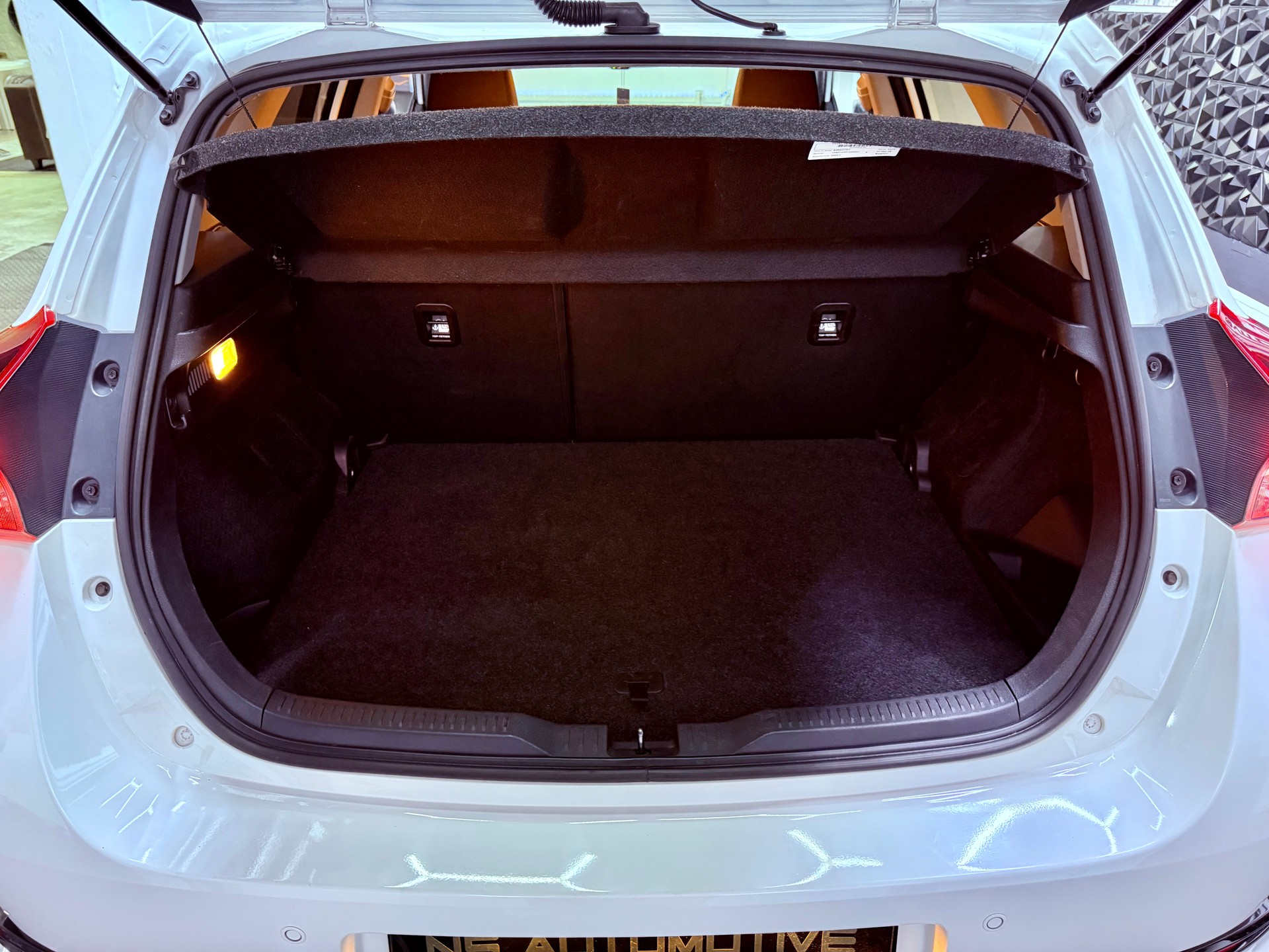 TOYOTA Auris 1.8 HSD Trend e-CVT-image-26