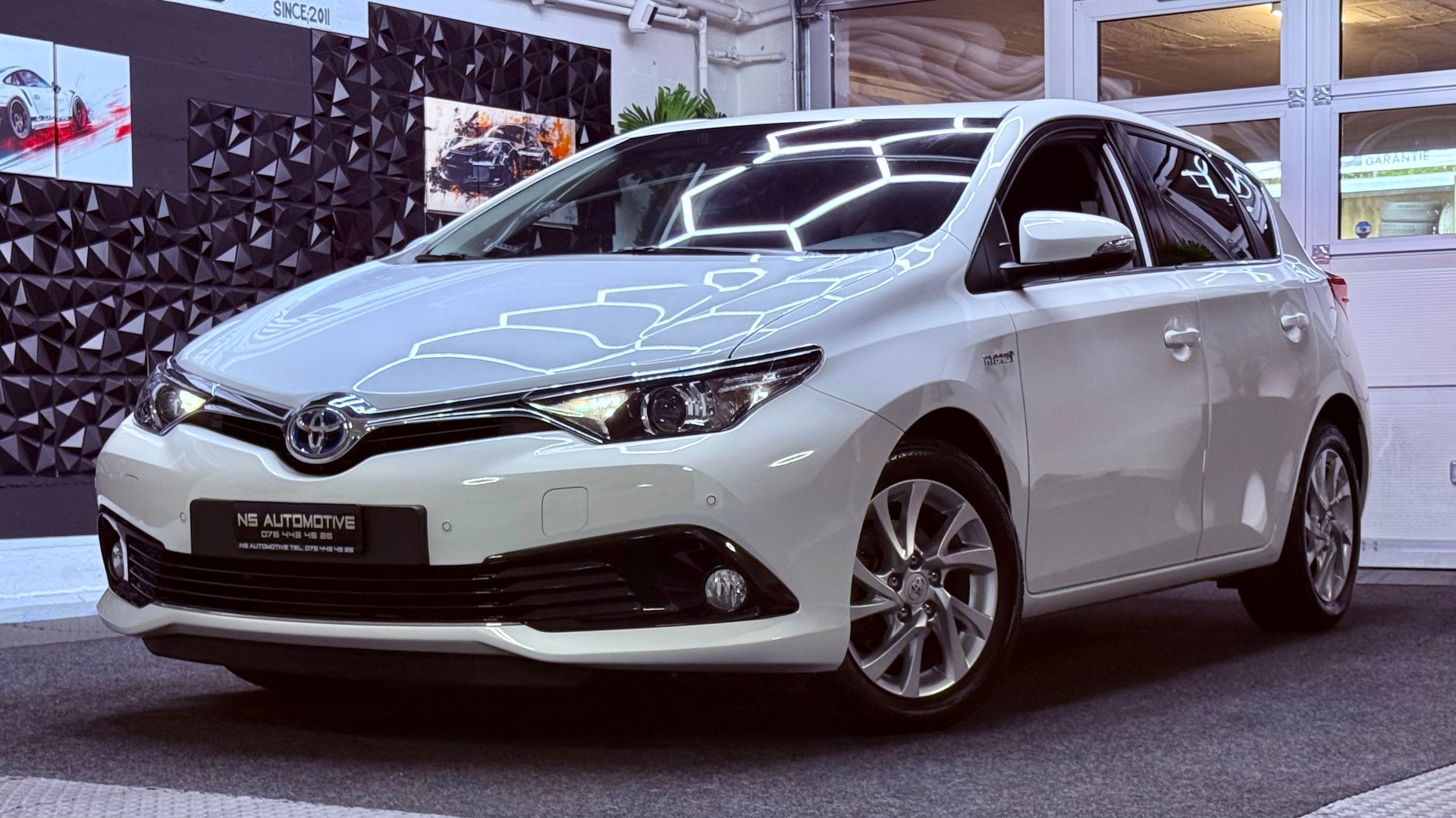 TOYOTA Auris 1.8 HSD Trend e-CVT-image-6