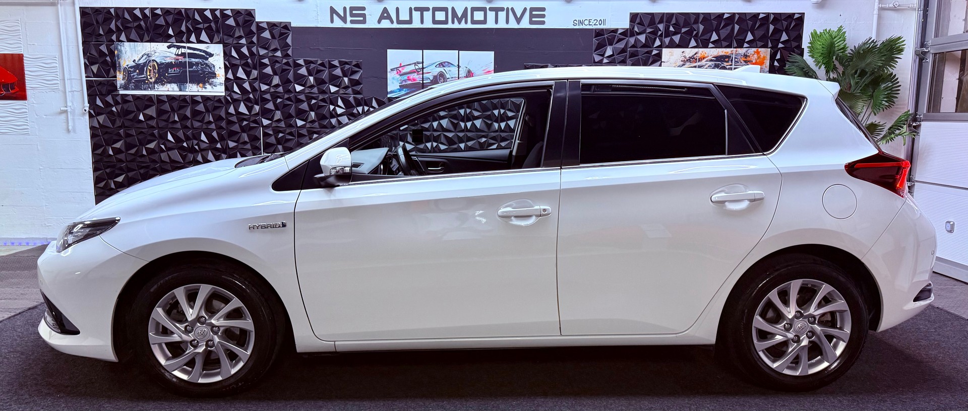 TOYOTA Auris 1.8 HSD Trend e-CVT-image-9
