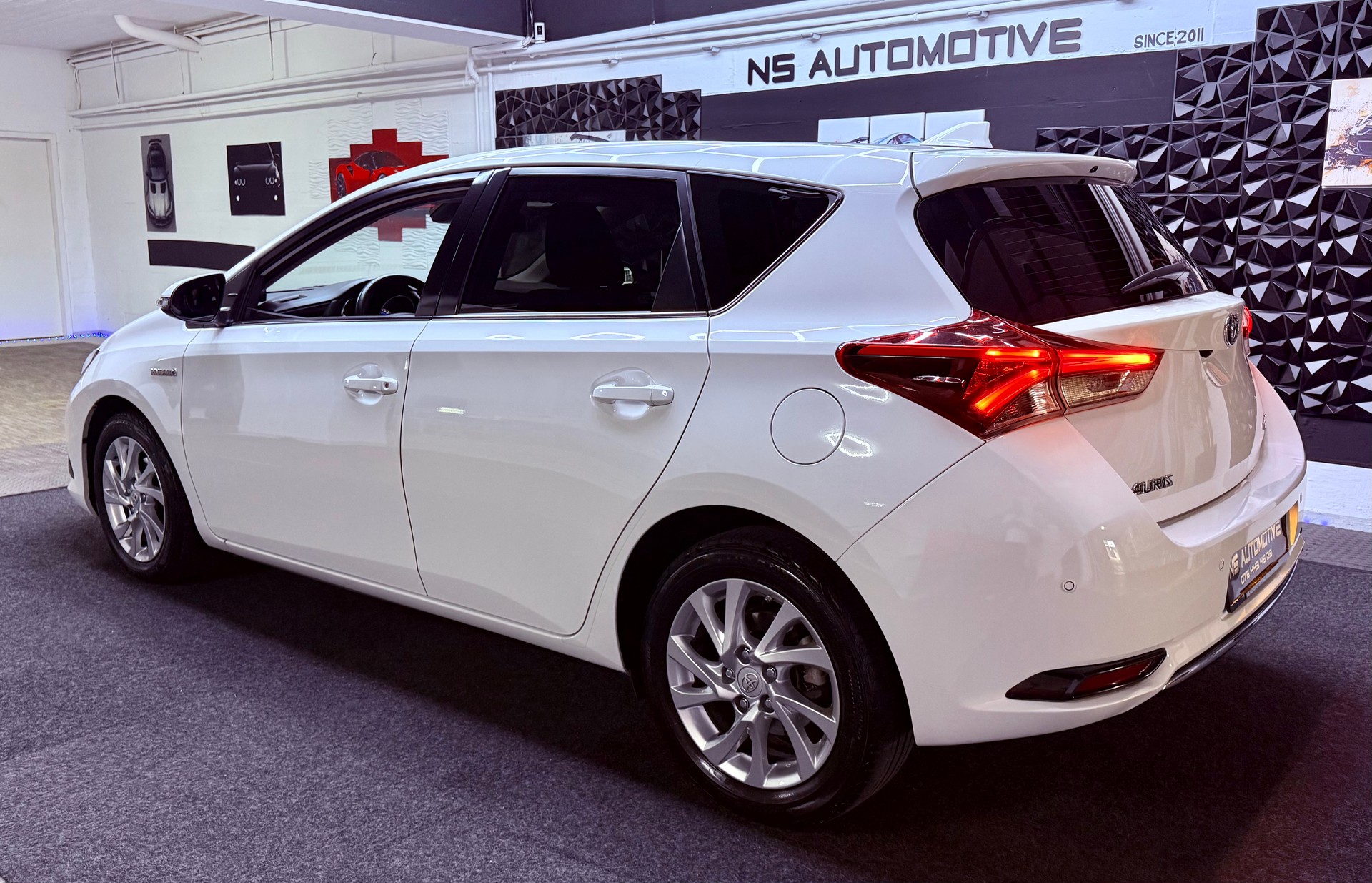 TOYOTA Auris 1.8 HSD Trend e-CVT-image-5