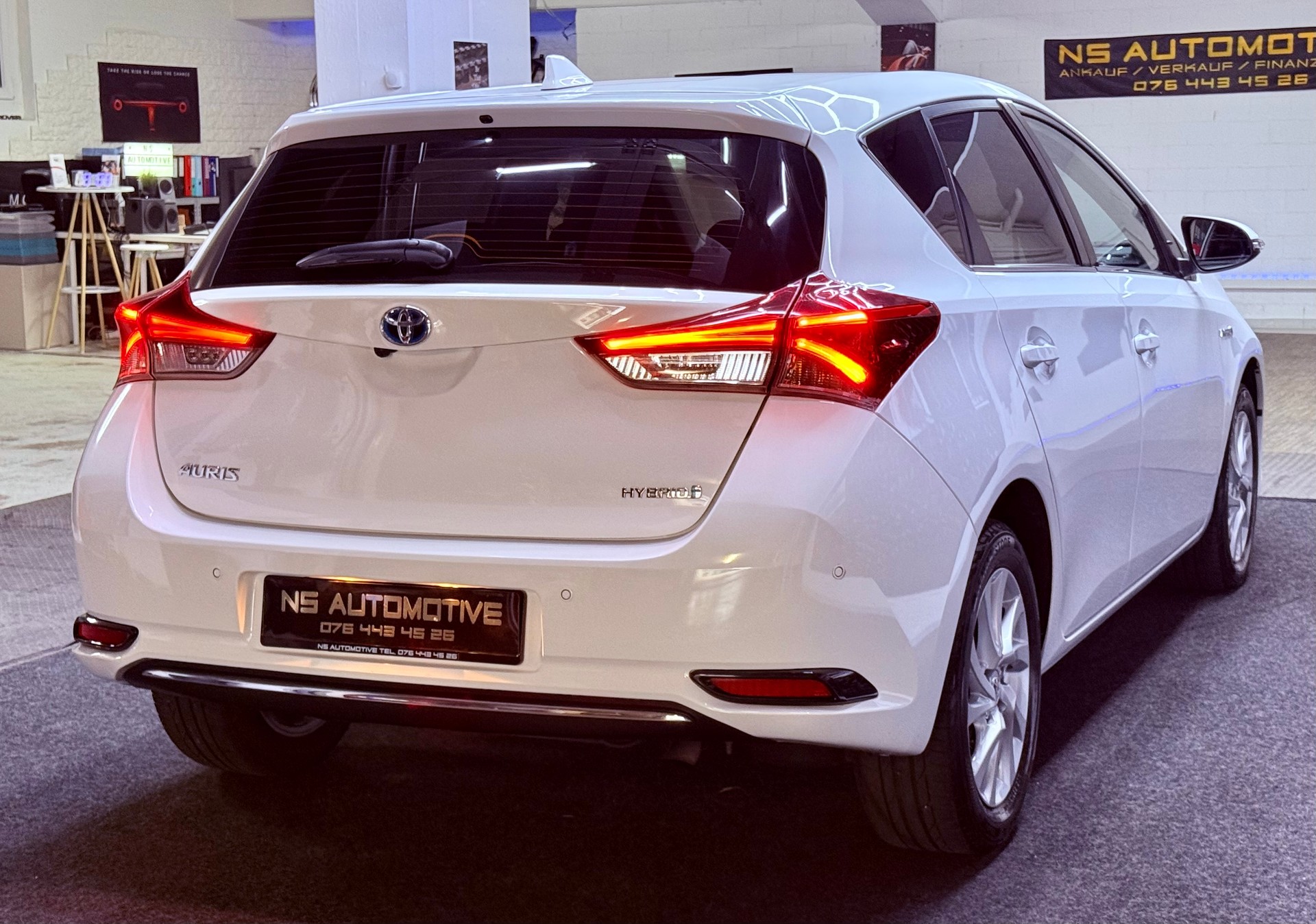 TOYOTA Auris 1.8 HSD Trend e-CVT-showroom-element-3
