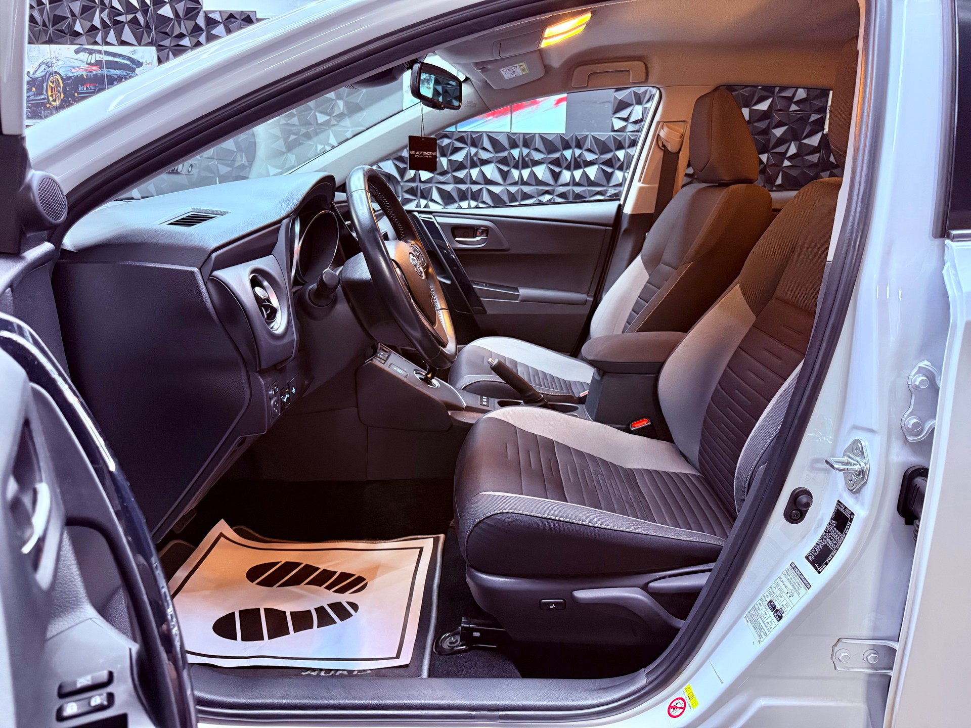 TOYOTA Auris 1.8 HSD Trend e-CVT-image-14