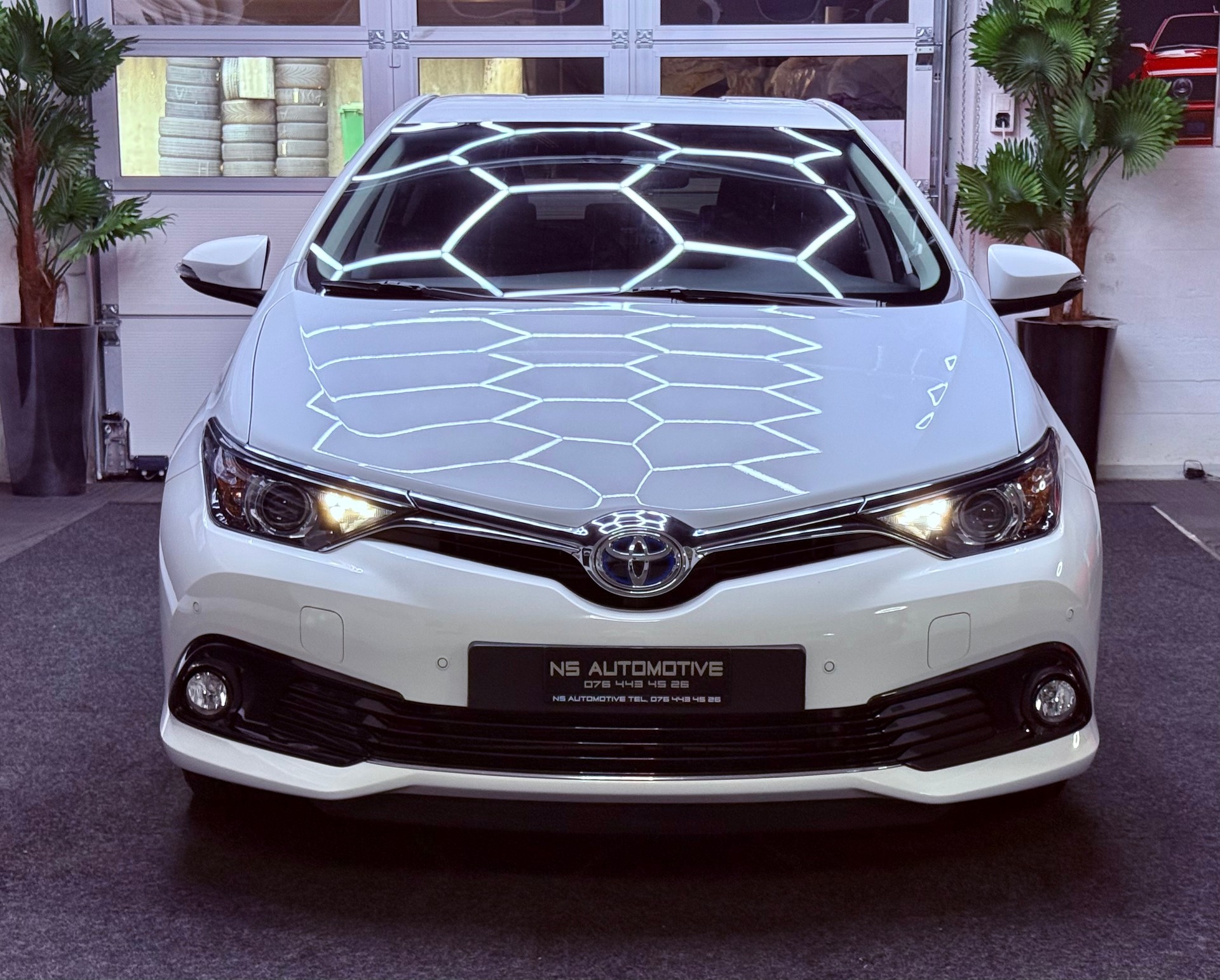 TOYOTA Auris 1.8 HSD Trend e-CVT-showroom-element-1