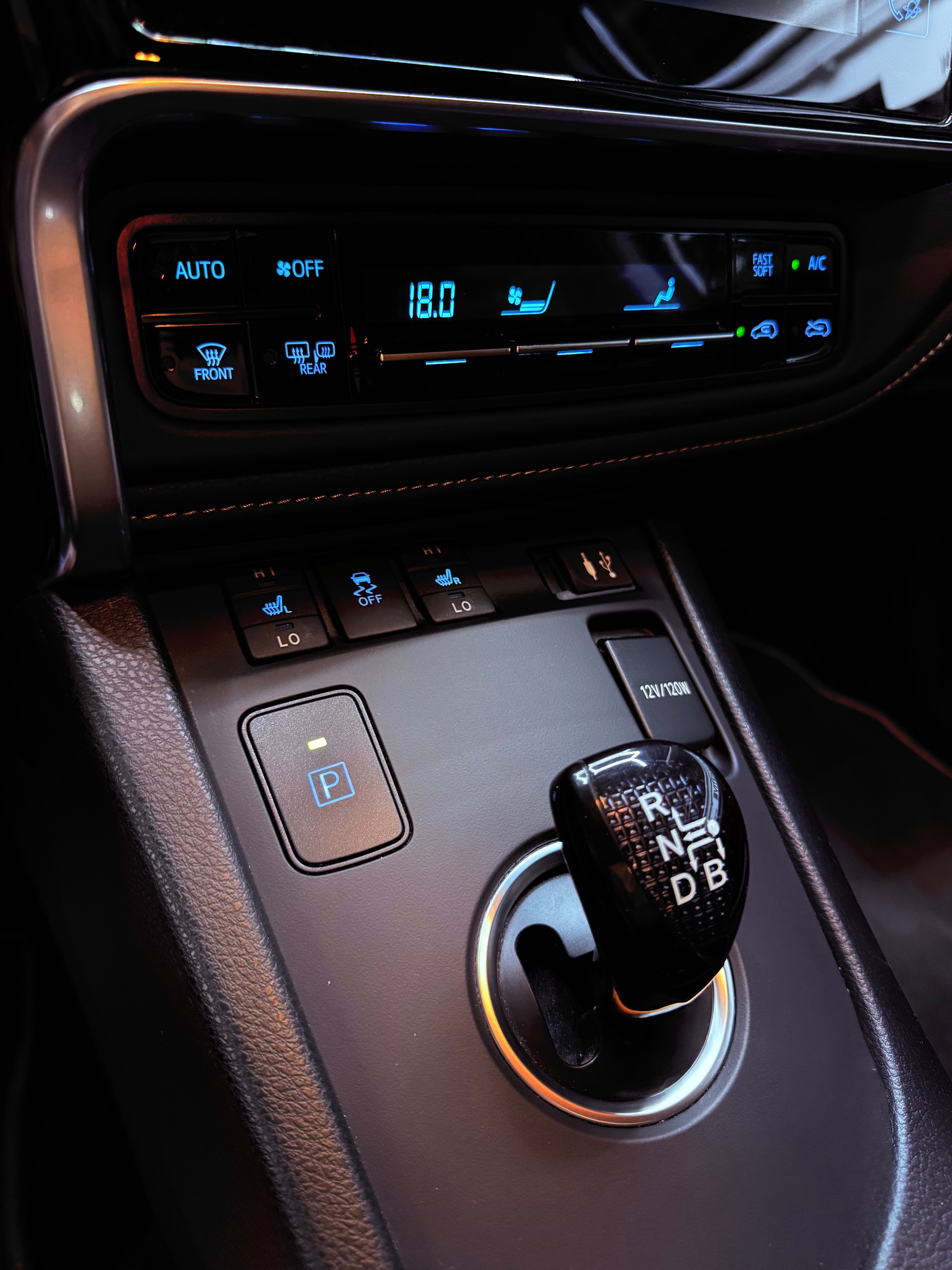 TOYOTA Auris 1.8 HSD Trend e-CVT-image-19