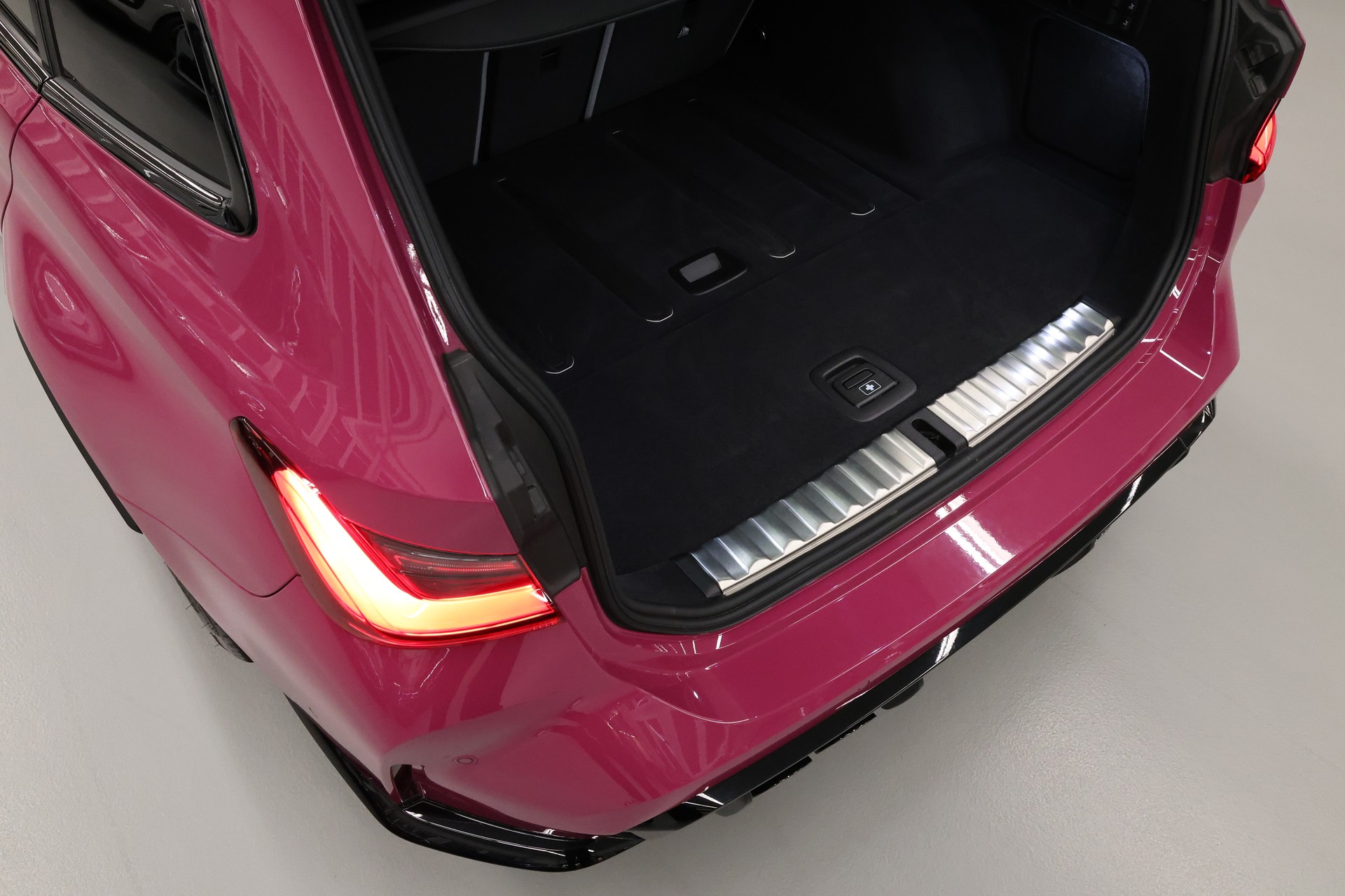 BMW M3 Competition xDrive Touring-image-16