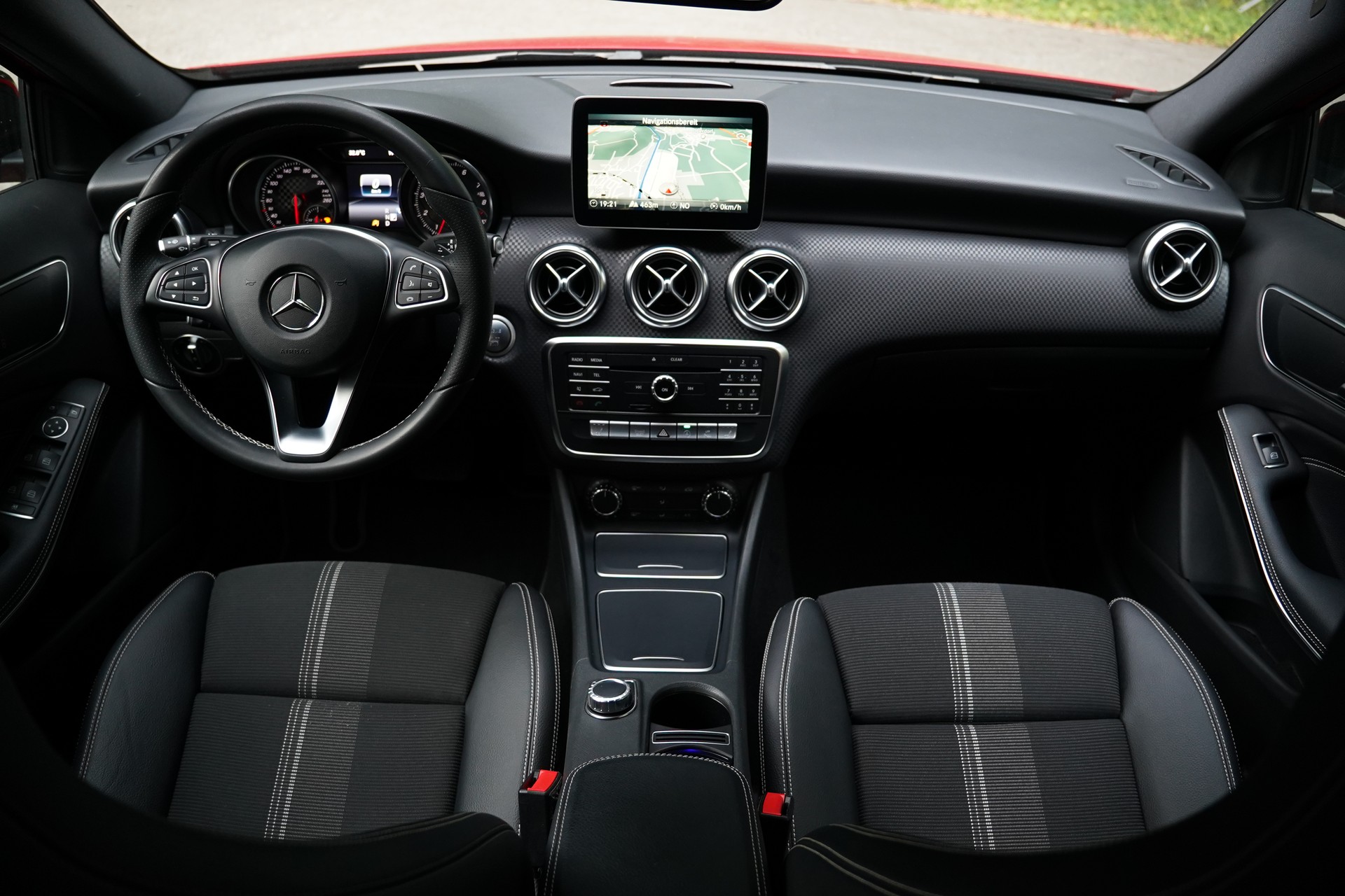 MERCEDES-BENZ A 200 Urban 7G-DCT-image-16