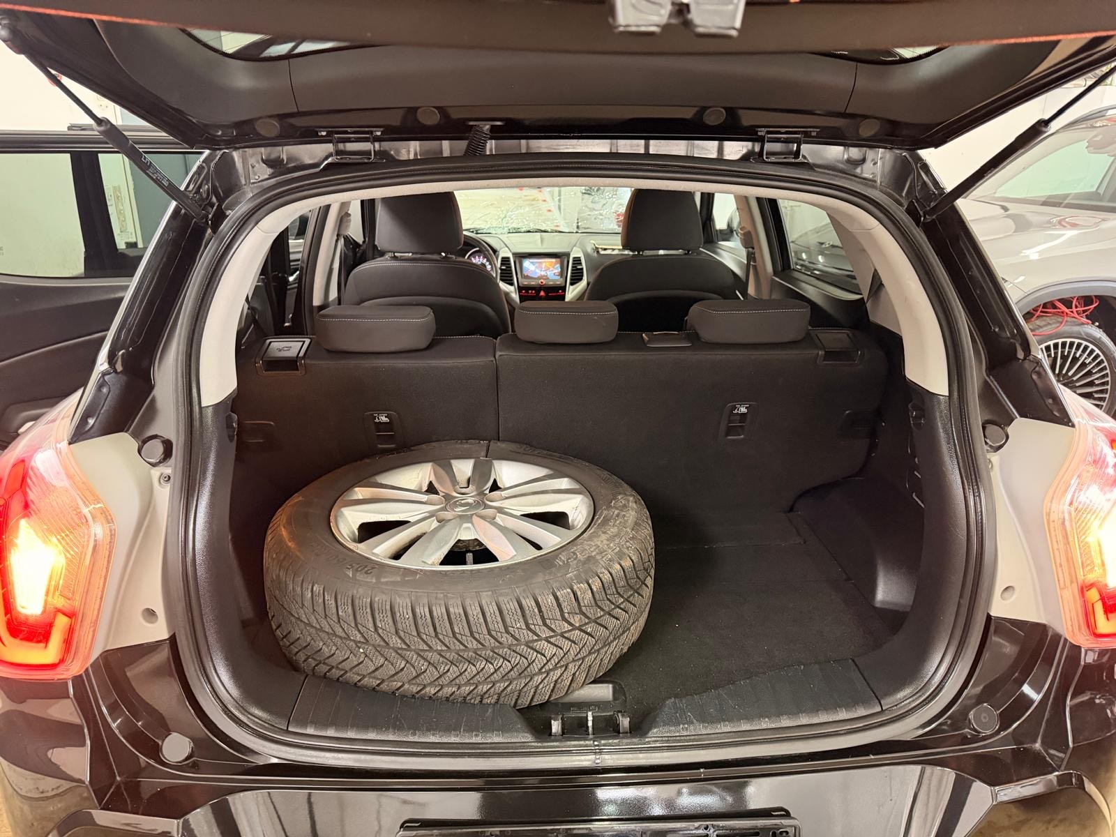 KGM-SsangYong Tivoli 1.6 e-XGi Quartz 4WD Automatic-image-11