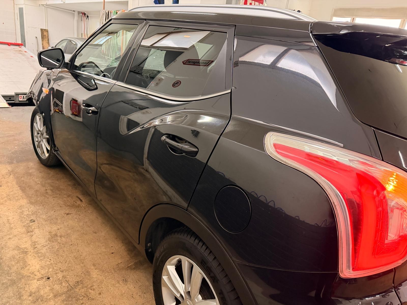 KGM-SsangYong Tivoli 1.6 e-XGi Quartz 4WD Automatic-image-4