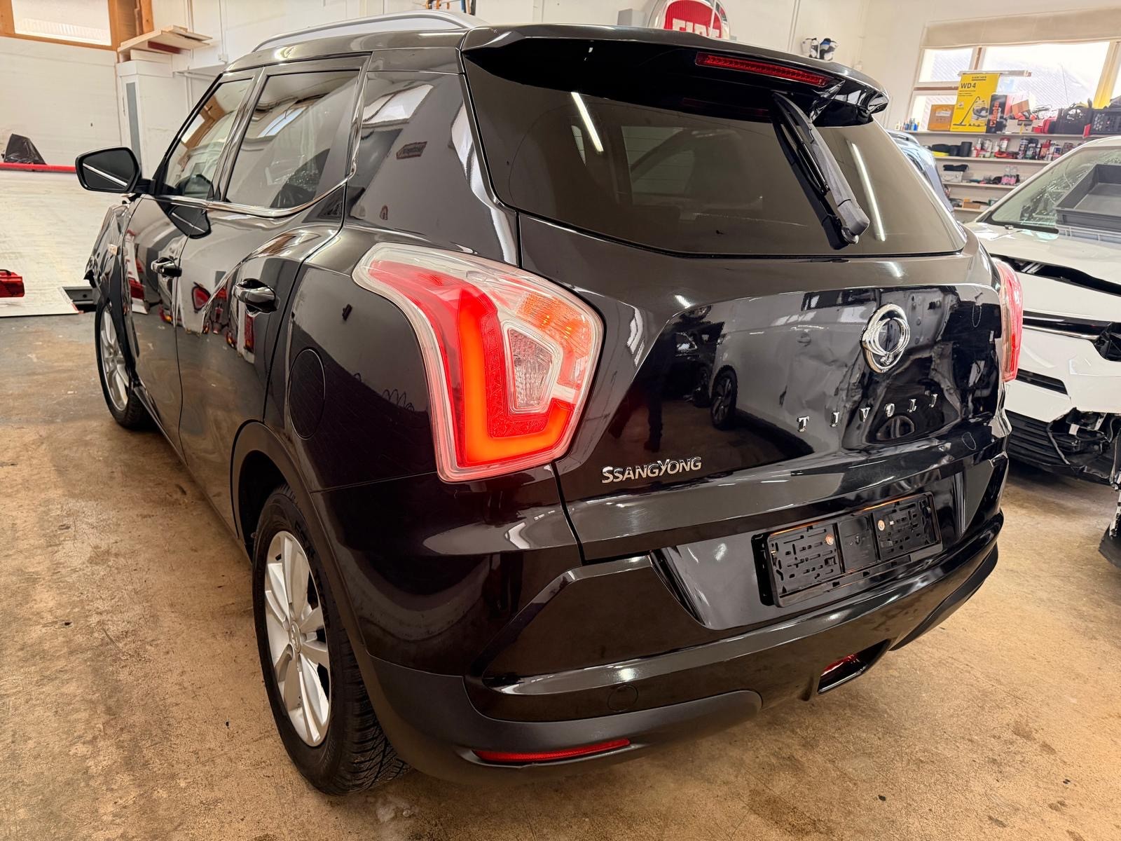 KGM-SsangYong Tivoli 1.6 e-XGi Quartz 4WD Automatic-image-3