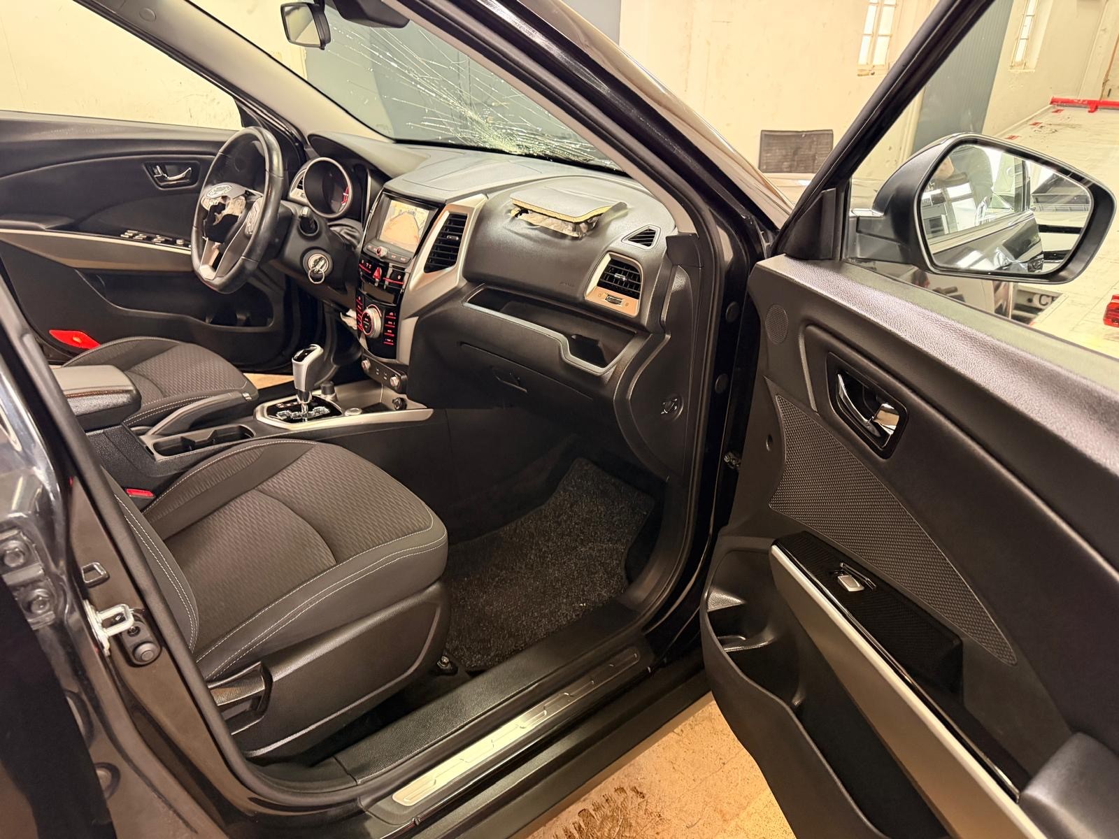 KGM-SsangYong Tivoli 1.6 e-XGi Quartz 4WD Automatic-image-13