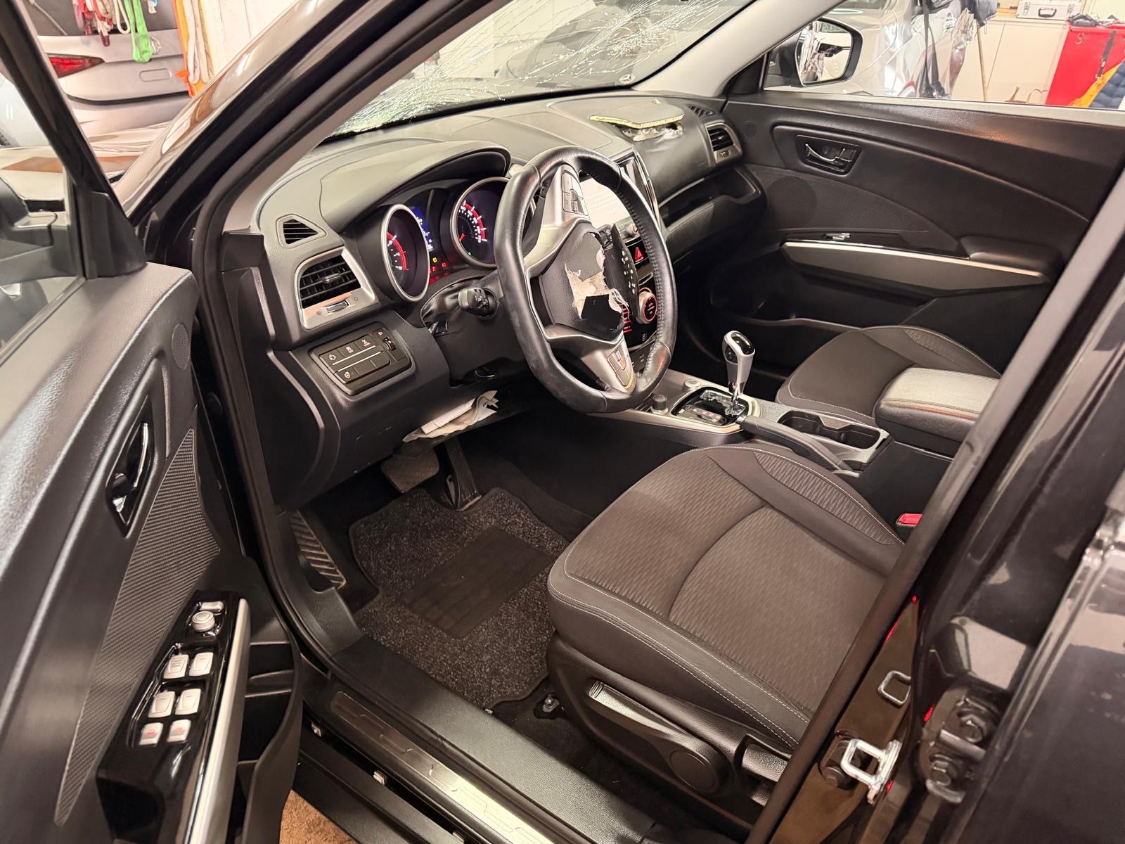 KGM-SsangYong Tivoli 1.6 e-XGi Quartz 4WD Automatic-image-9