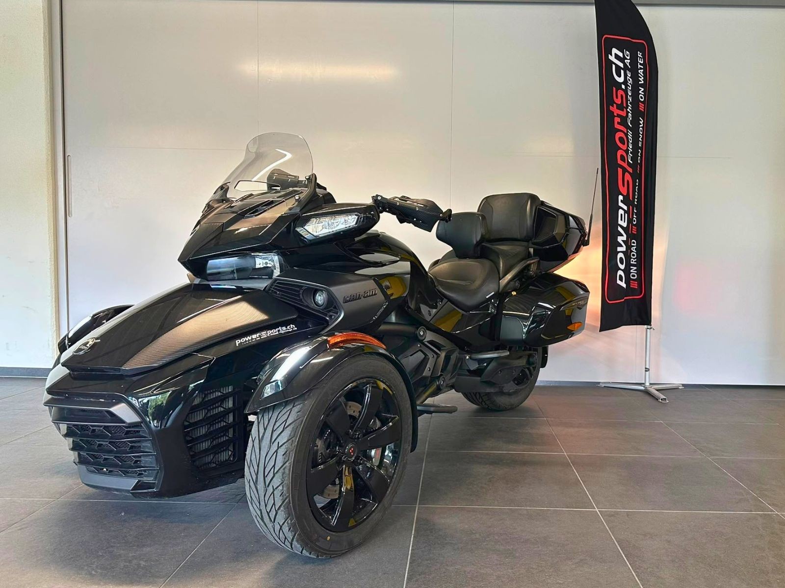 CAN-AM Spyder F3-LTD SE6 dark-showroom-element-2