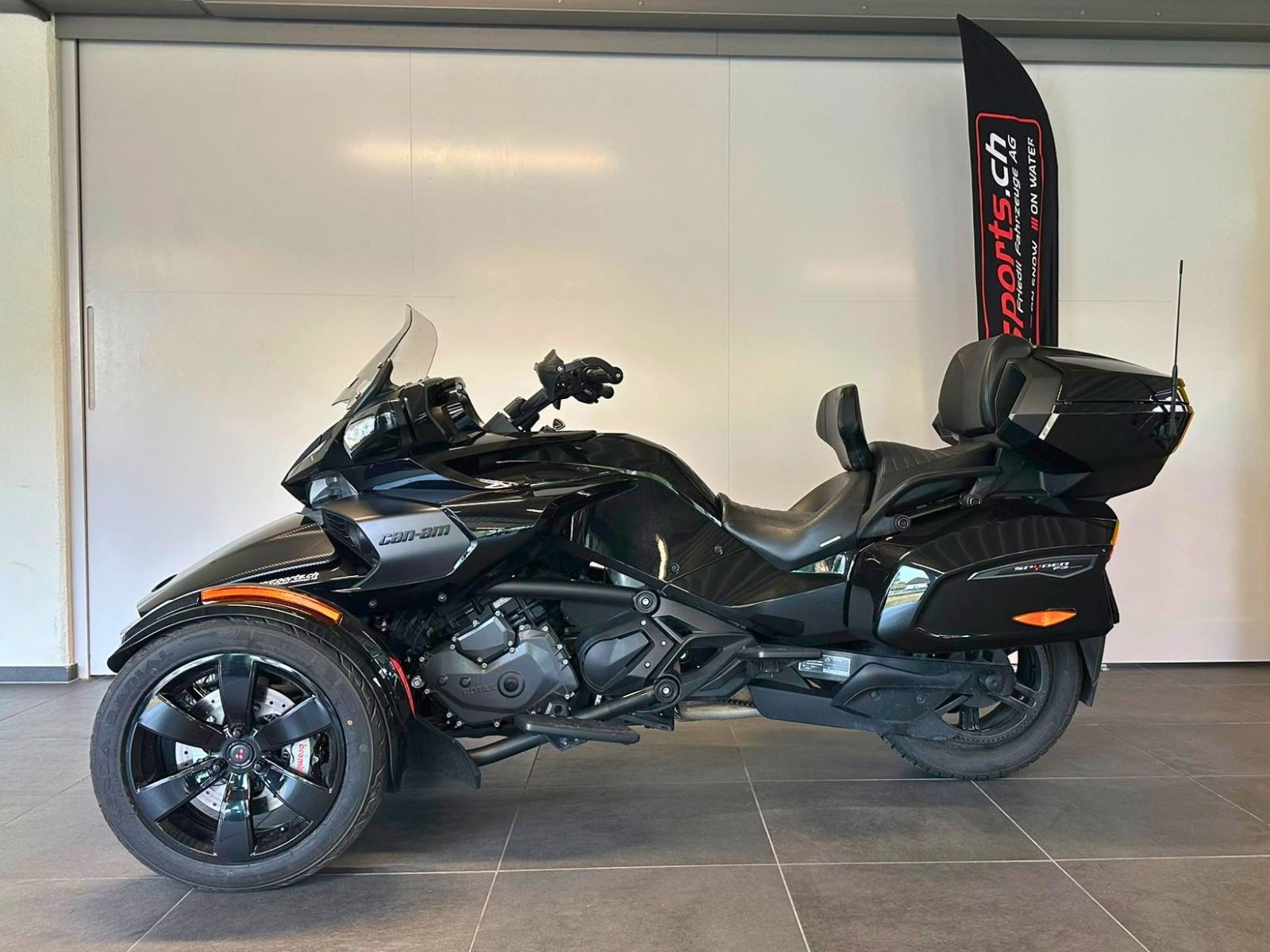 CAN-AM Spyder F3-LTD SE6 dark-showroom-element-3