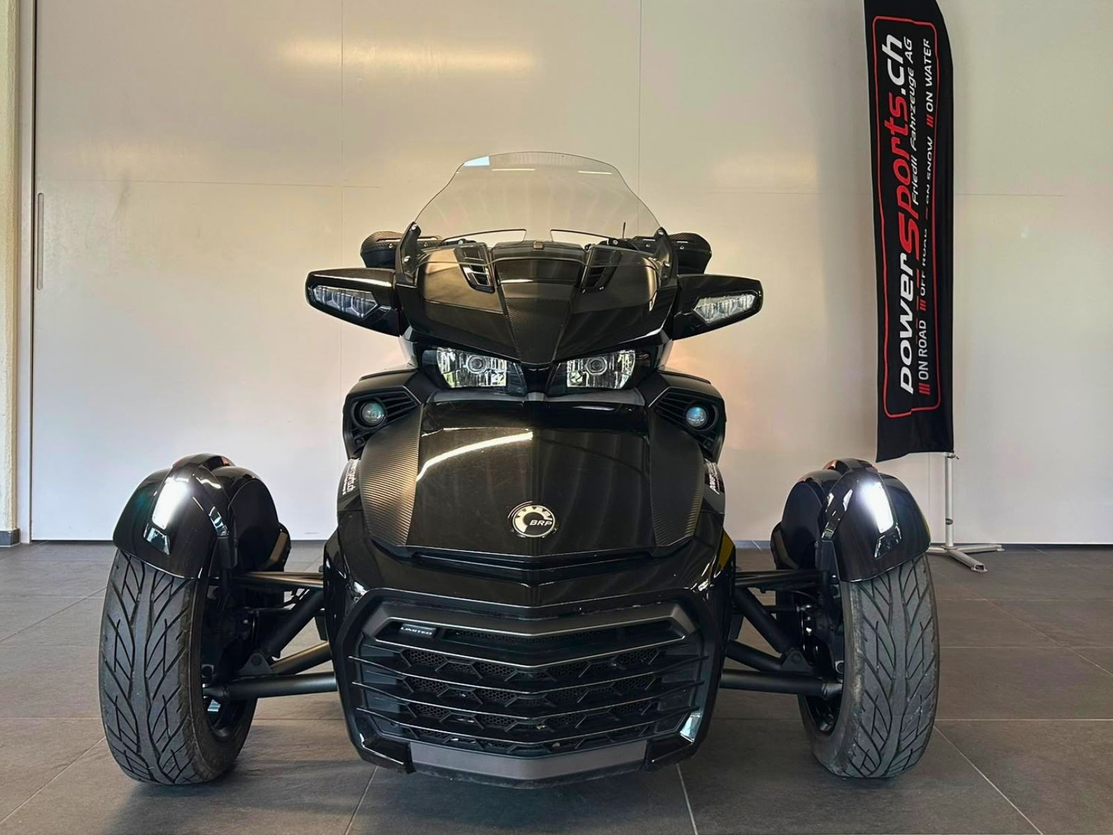 CAN-AM Spyder F3-LTD SE6 dark-showroom-element-1