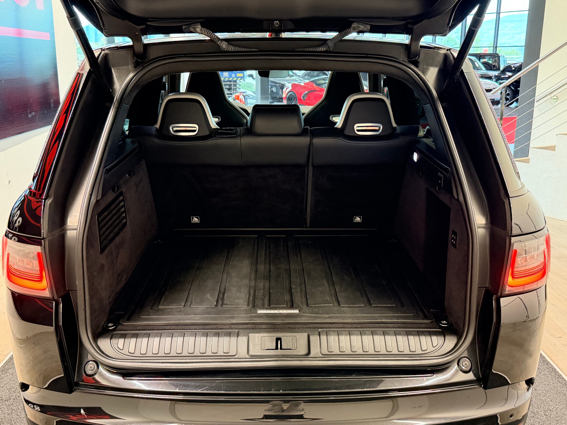 LAND ROVER Range Rover Sport 575 5.0 V8 S/C SVR Carbon Automatic-image-8