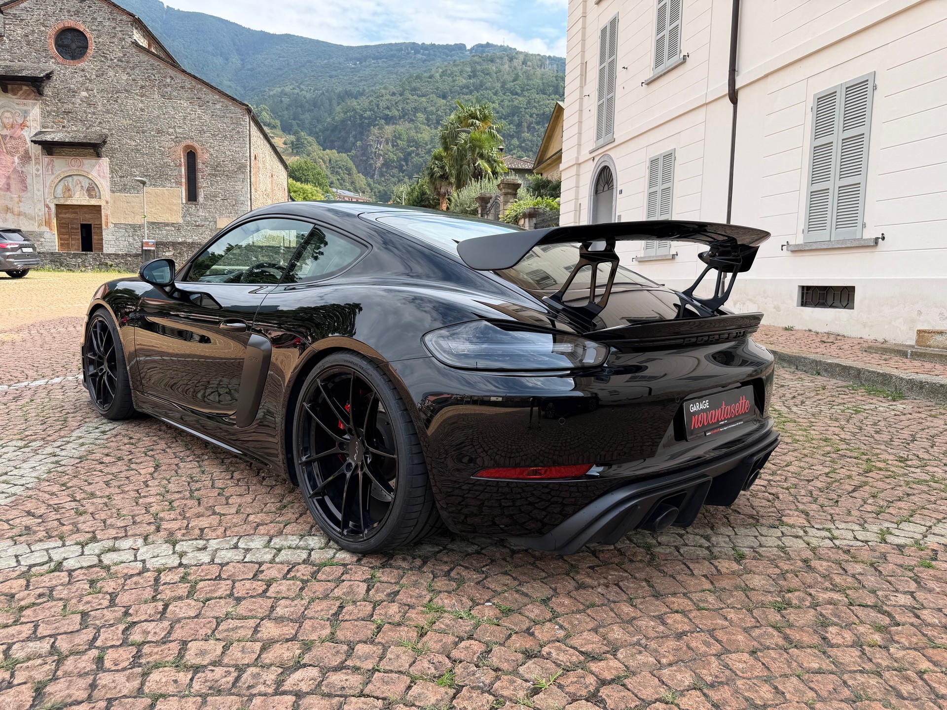 PORSCHE 718 Cayman GT4-image-3