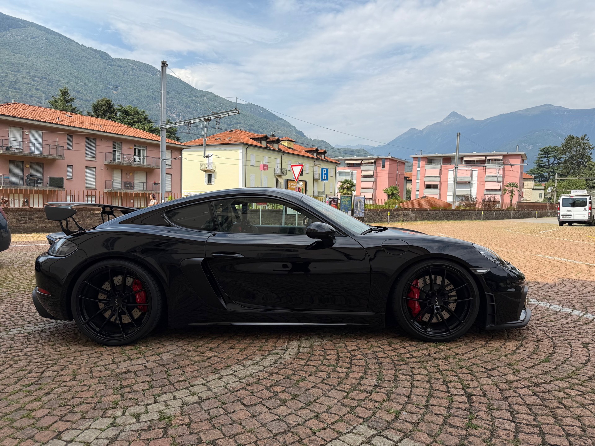 PORSCHE 718 Cayman GT4-image-7