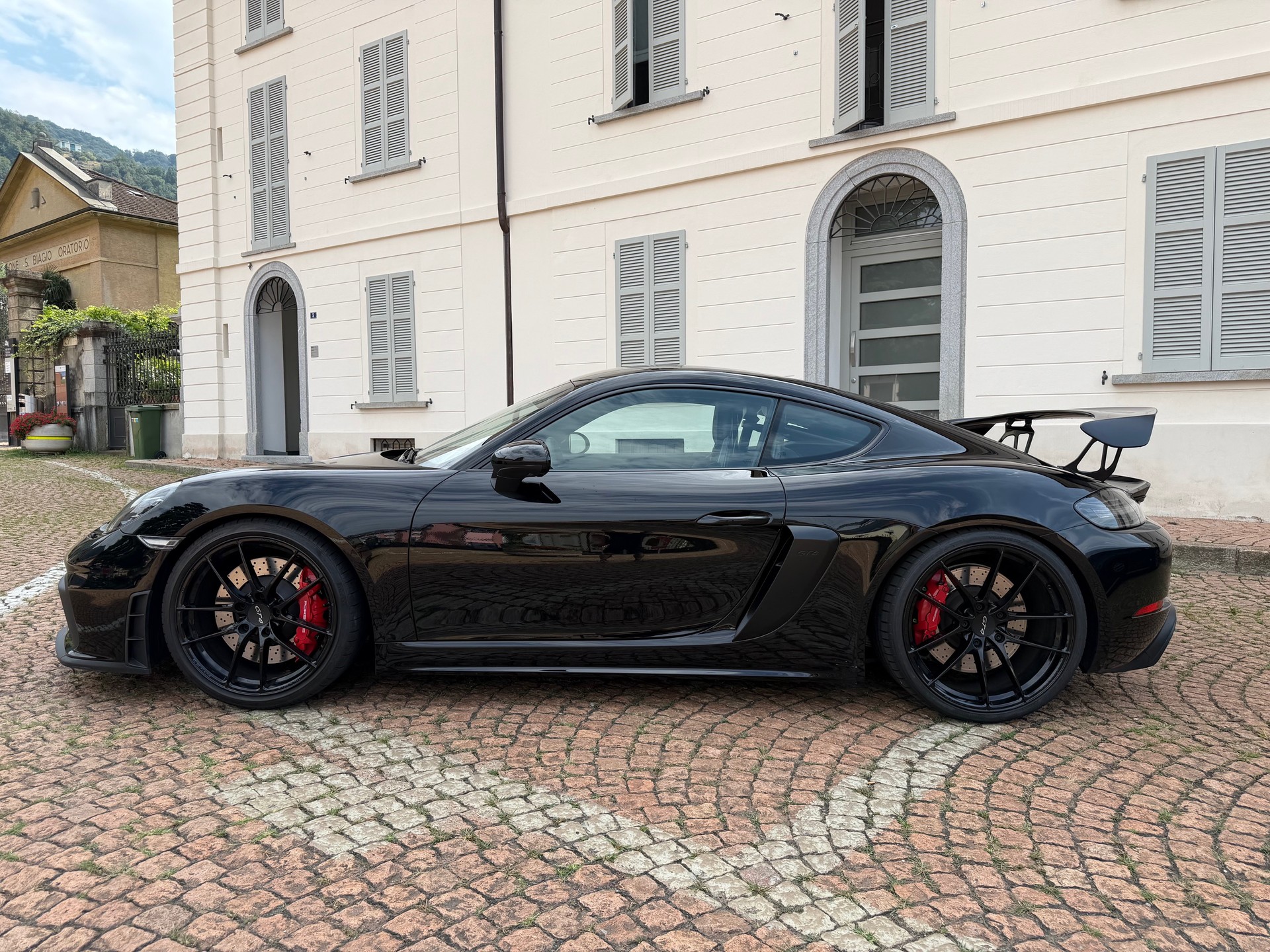PORSCHE 718 Cayman GT4-image-4