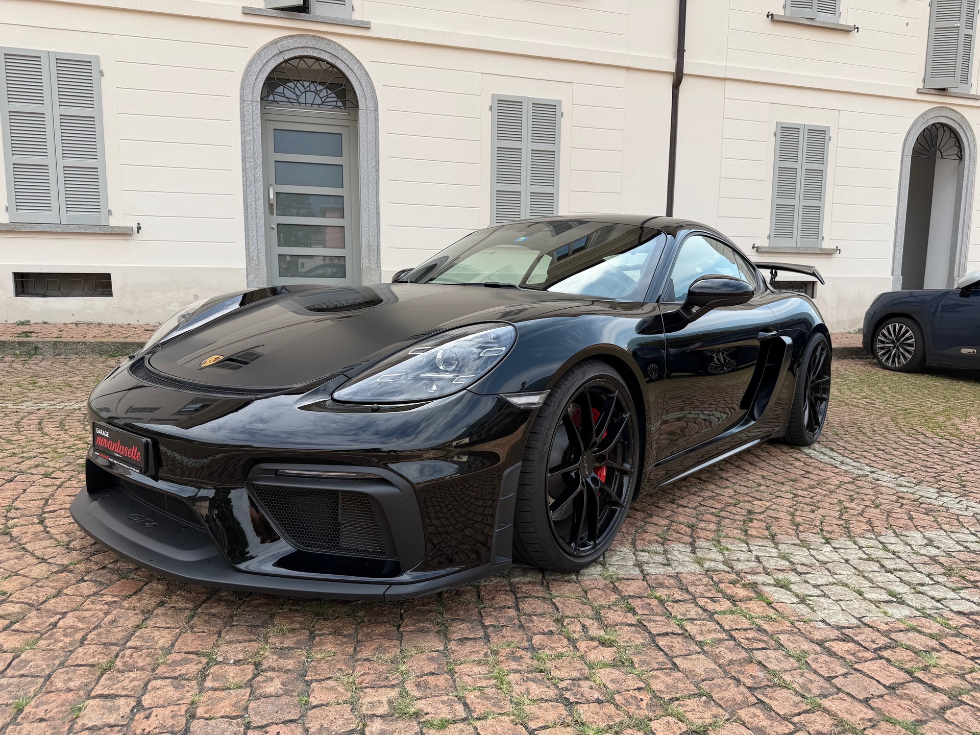 PORSCHE 718 Cayman GT4-image-5