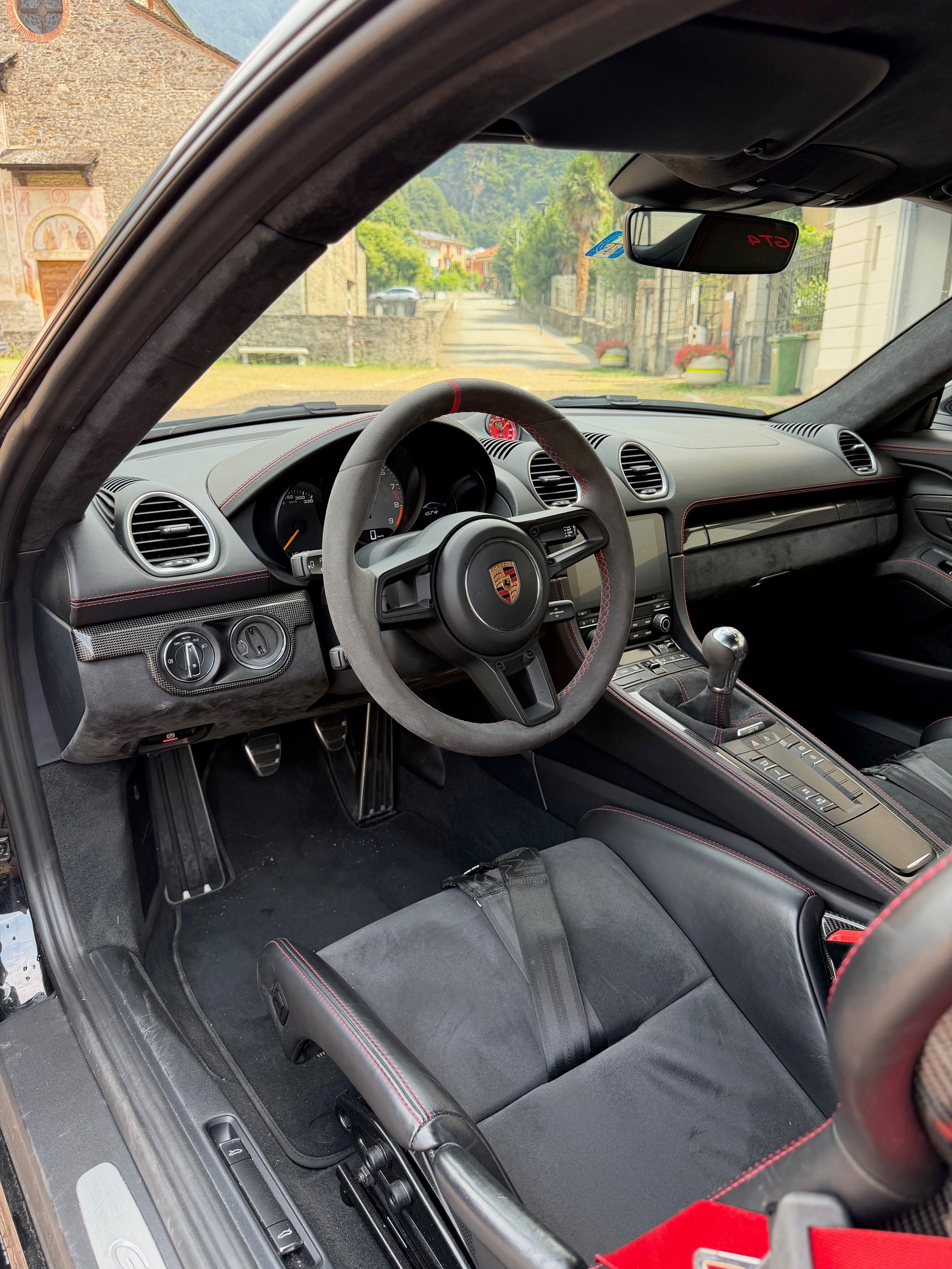PORSCHE 718 Cayman GT4-image-8