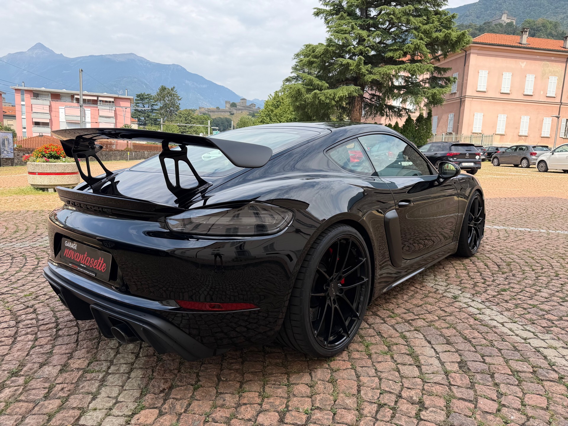 PORSCHE 718 Cayman GT4-image-1