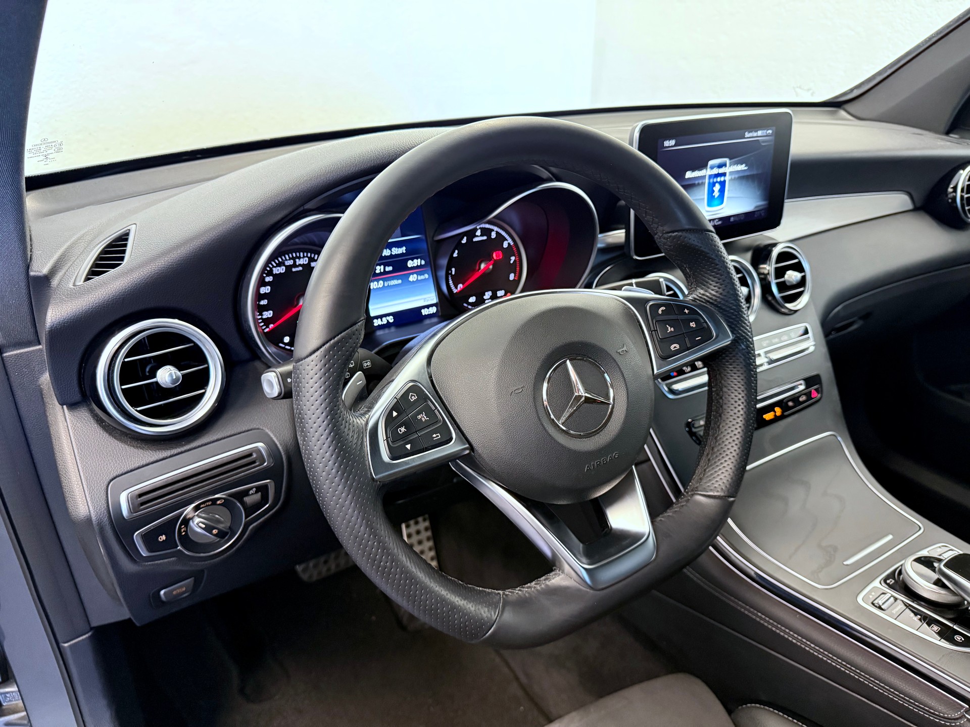 MERCEDES-BENZ GLC 300 4Matic AMG Line 9G-Tronic-image-14
