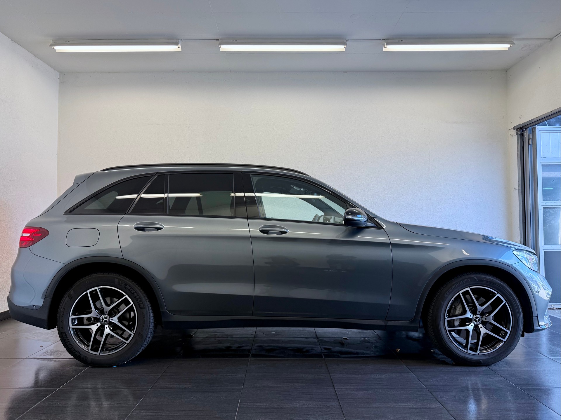 MERCEDES-BENZ GLC 300 4Matic AMG Line 9G-Tronic-image-3