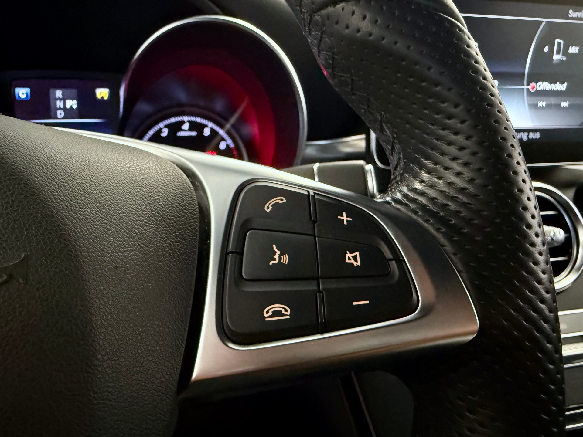 MERCEDES-BENZ GLC 300 4Matic AMG Line 9G-Tronic-image-16