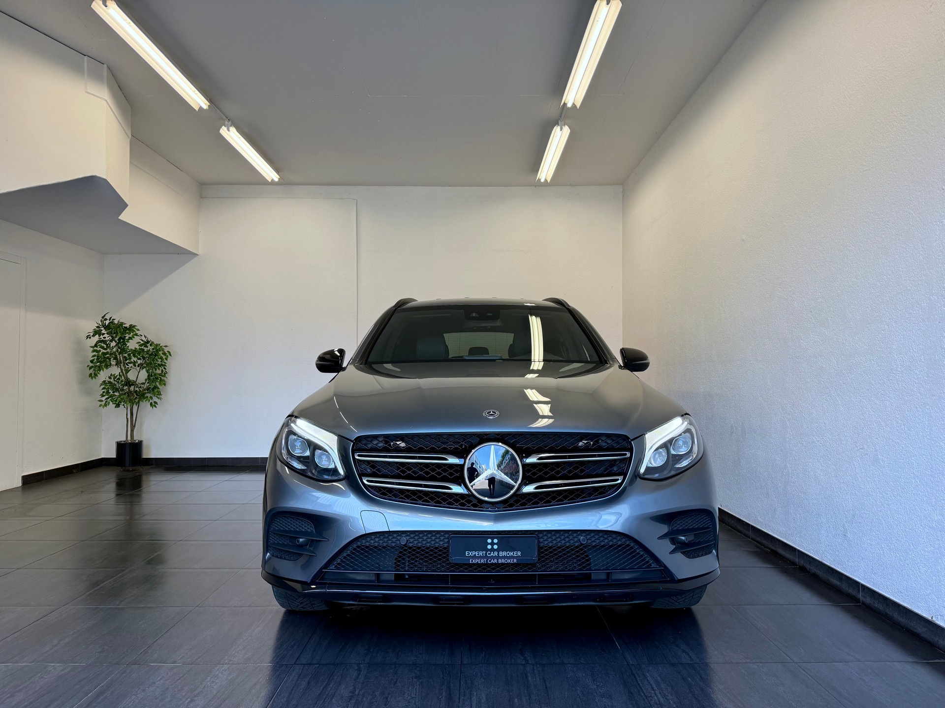 MERCEDES-BENZ GLC 300 4Matic AMG Line 9G-Tronic-image-4