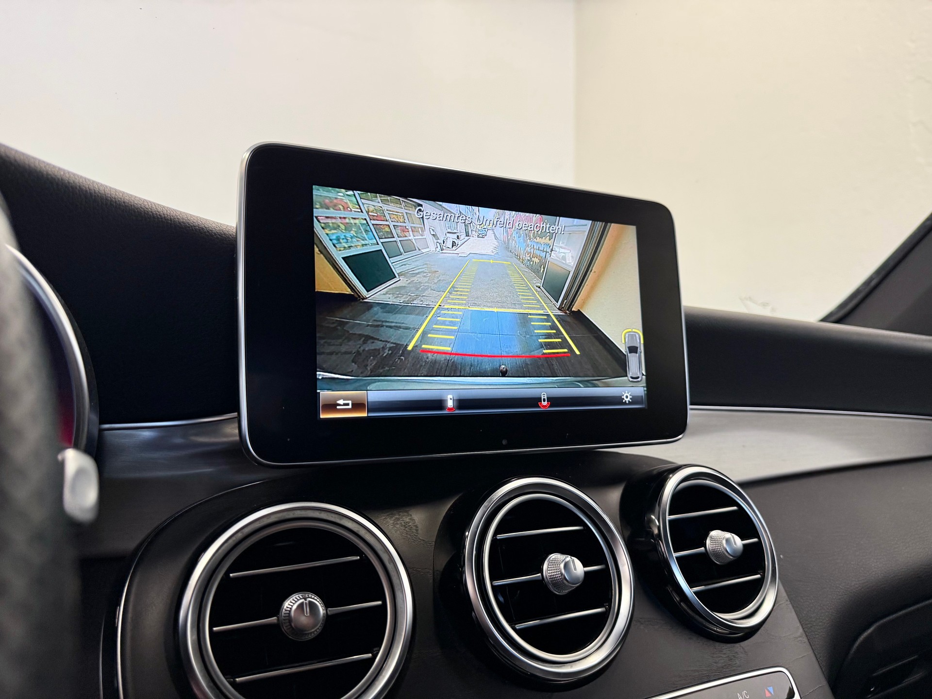 MERCEDES-BENZ GLC 300 4Matic AMG Line 9G-Tronic-image-18