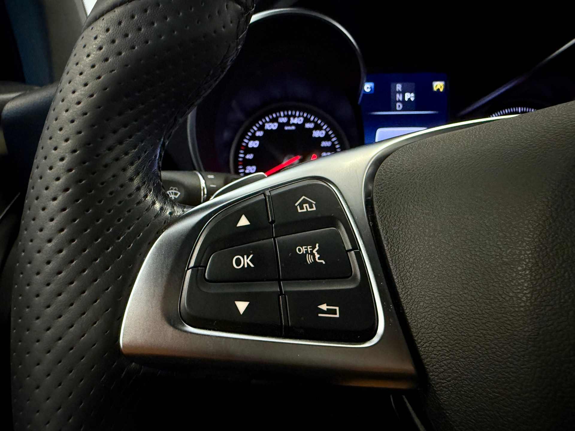 MERCEDES-BENZ GLC 300 4Matic AMG Line 9G-Tronic-image-15