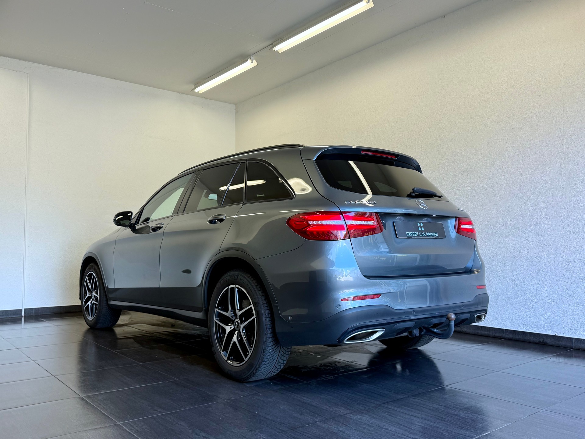 MERCEDES-BENZ GLC 300 4Matic AMG Line 9G-Tronic-image-6