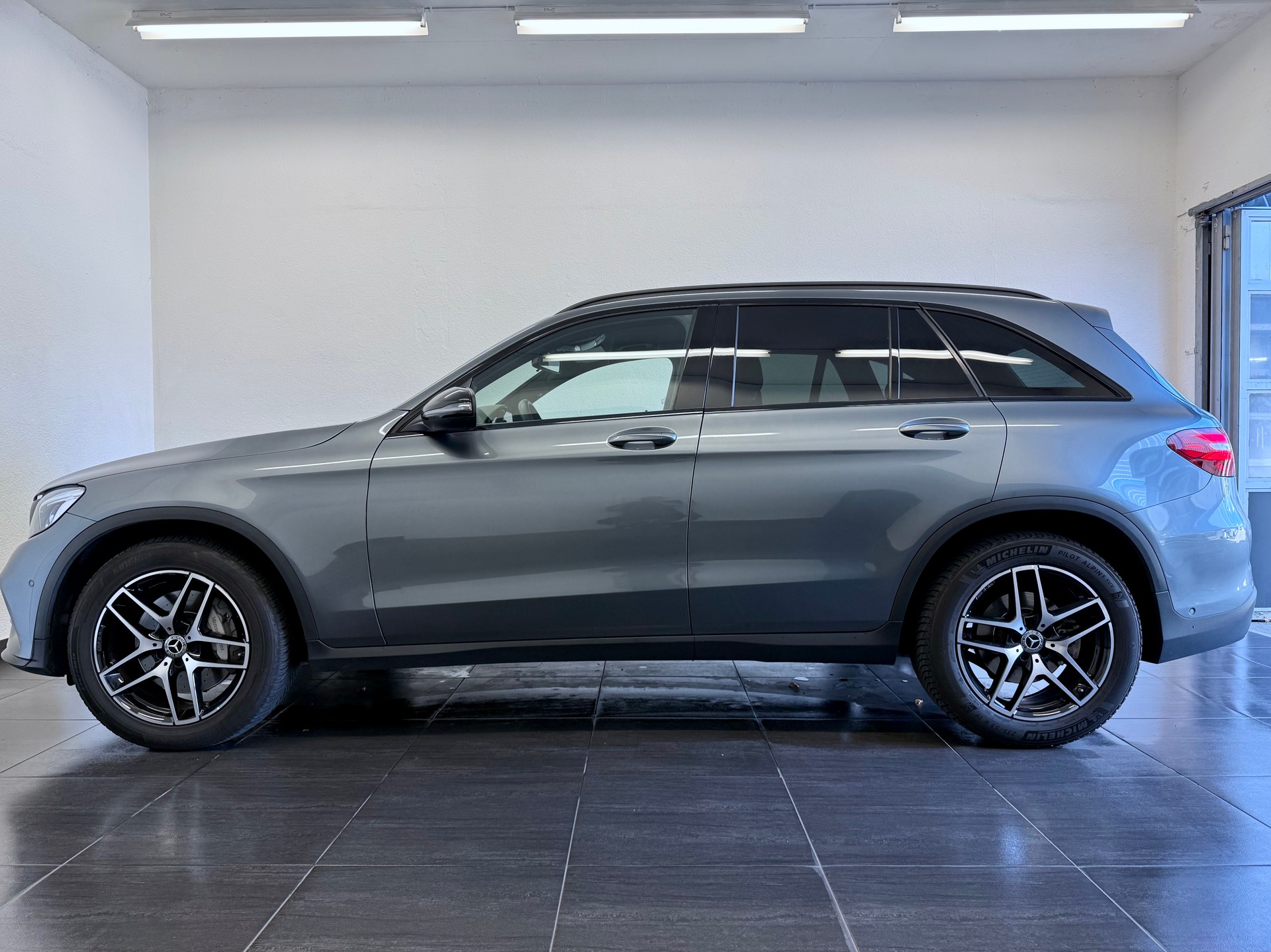 MERCEDES-BENZ GLC 300 4Matic AMG Line 9G-Tronic-image-9