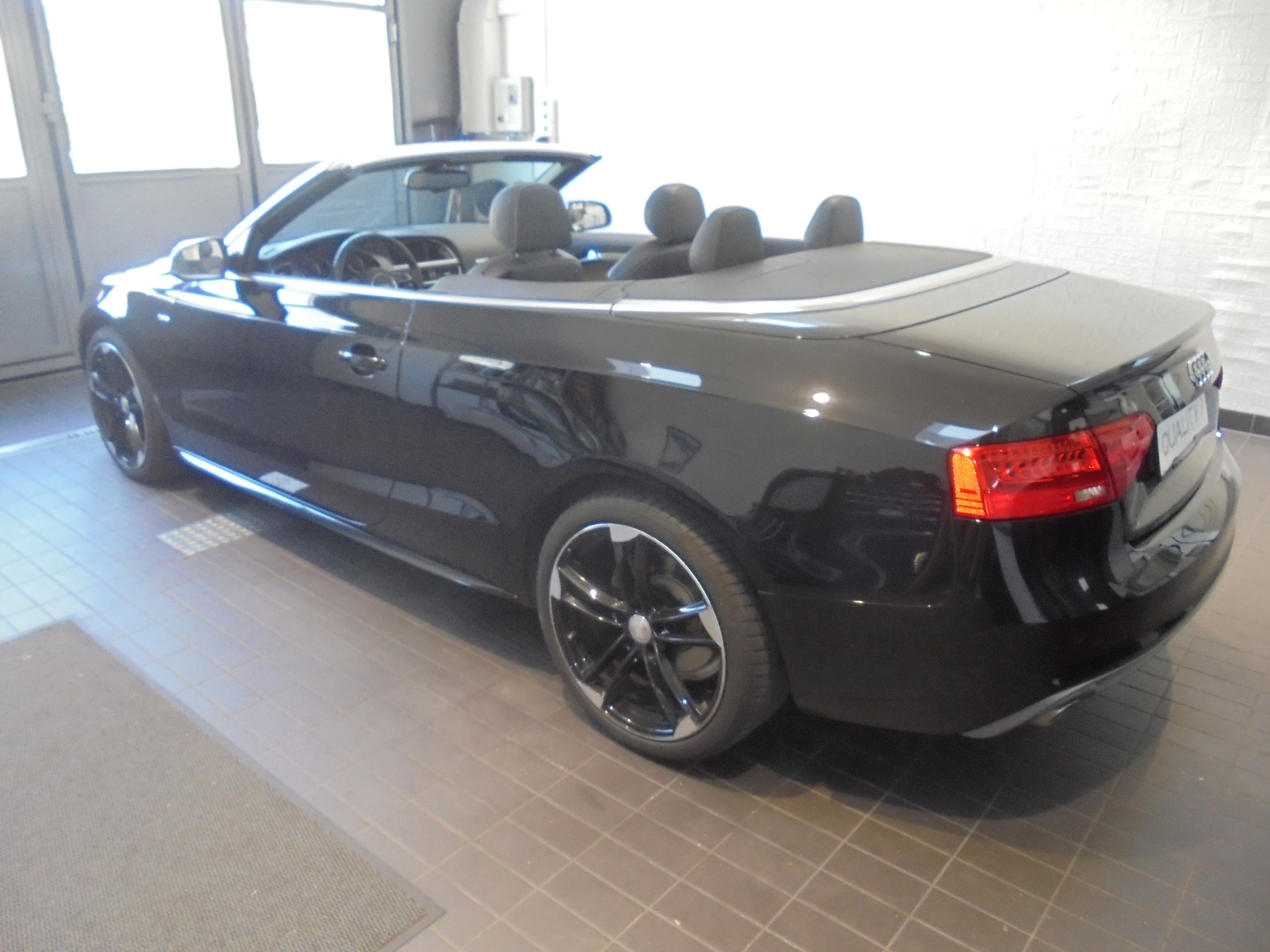 AUDI A5 Cabriolet 3.0 TDI quattro S-tronic-image-4