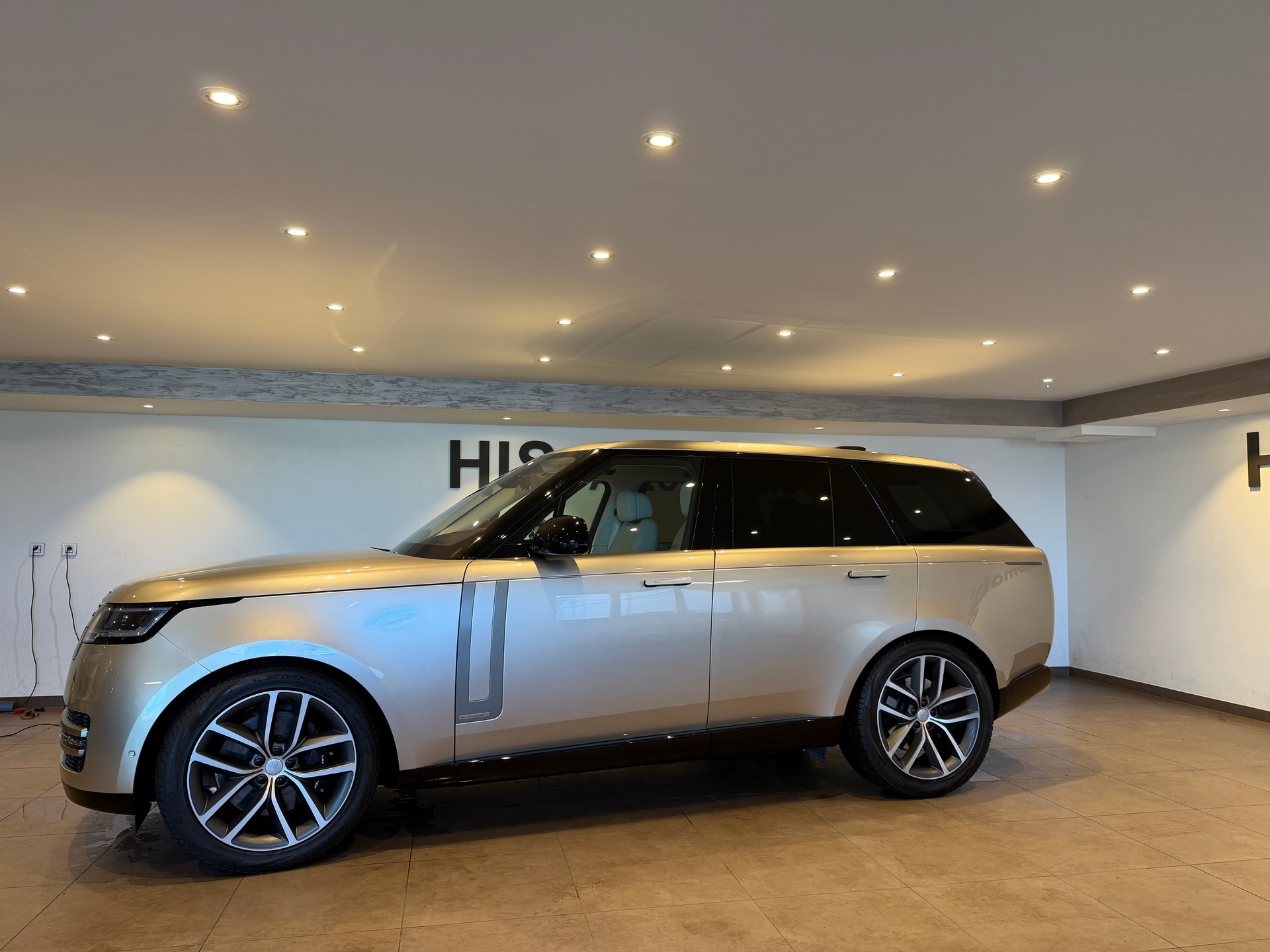 LAND ROVER Range Rover 4.4 V8 Autobiography-showroom-element-3