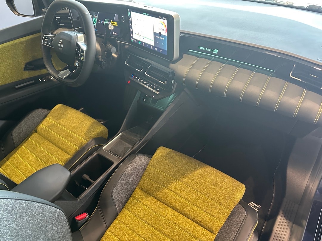 RENAULT R5 E-Tech Comfort Range 52 kWh Iconic Five-image-12
