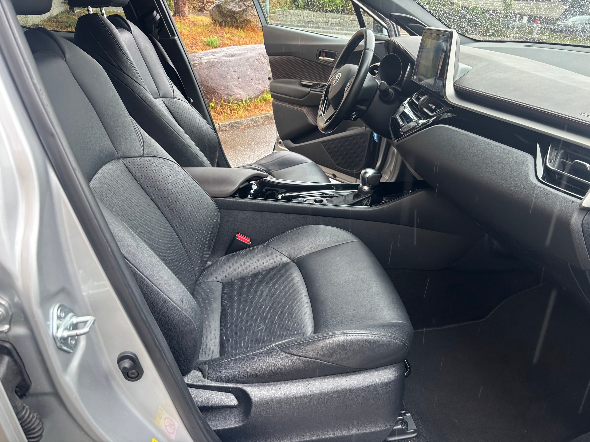 TOYOTA C-HR 1.8 HSD Comfort CVT-image-11