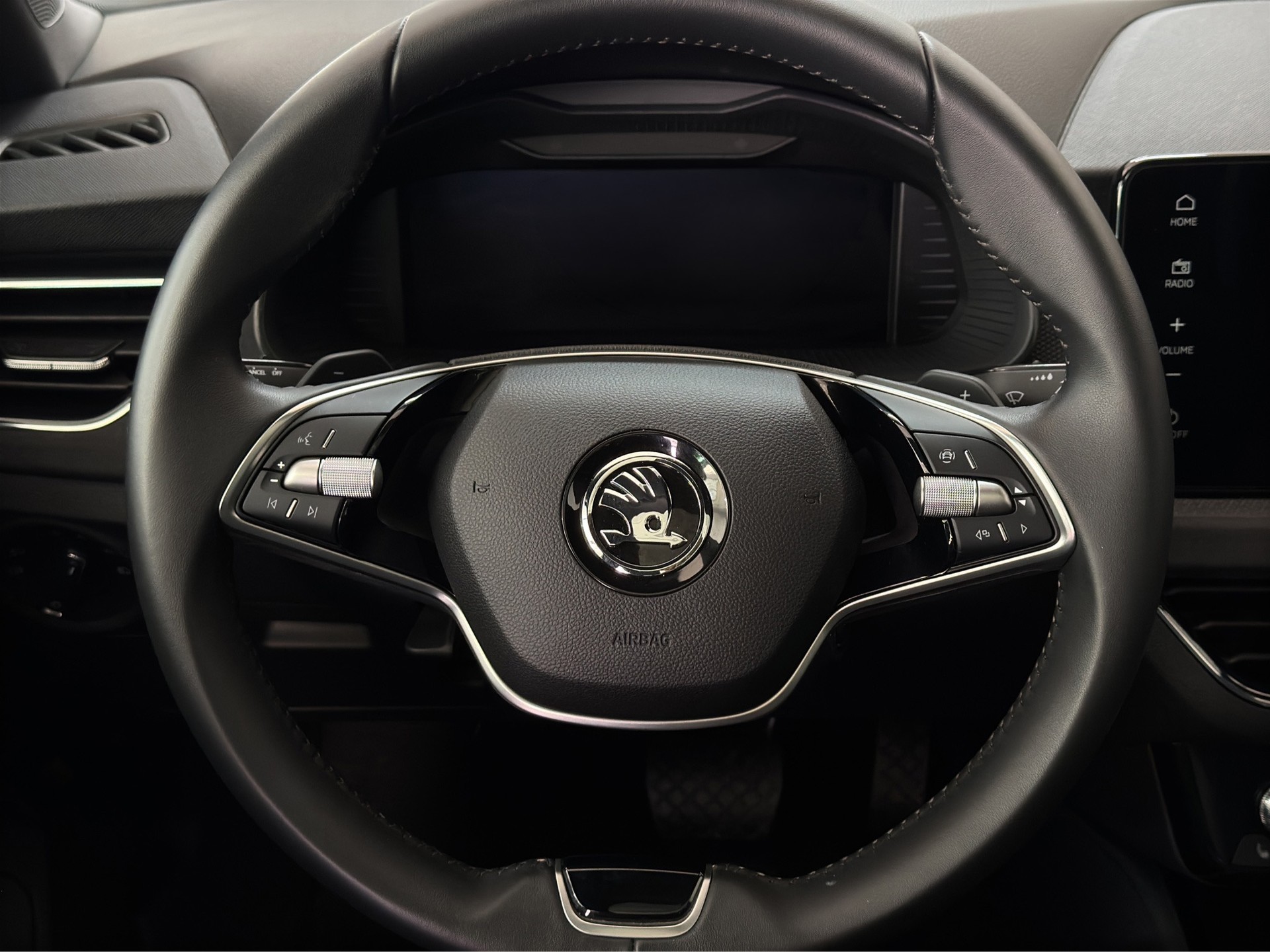 SKODA Scala 1.0 TSI Selection Business DSG "Pano-RF.-Kamera-Matrix"-image-14