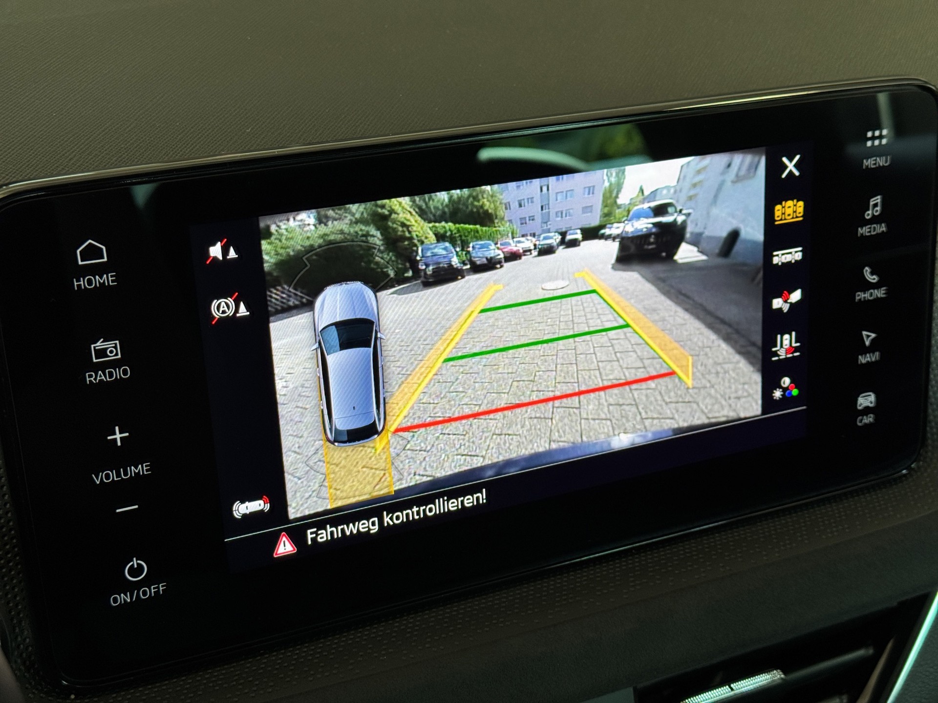 SKODA Scala 1.0 TSI Selection Business DSG "Pano-RF.-Kamera-Matrix"-image-19