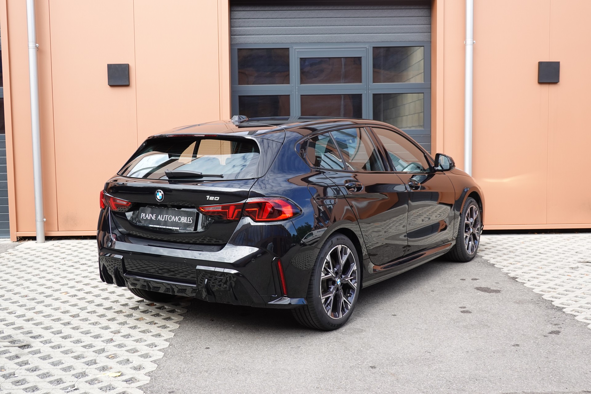 BMW 120i M Sport Steptronic - "LEASING DES 2,9% * Caméra Recul + Capteurs * Drive Select * Cuir/Alcantara"-image-7