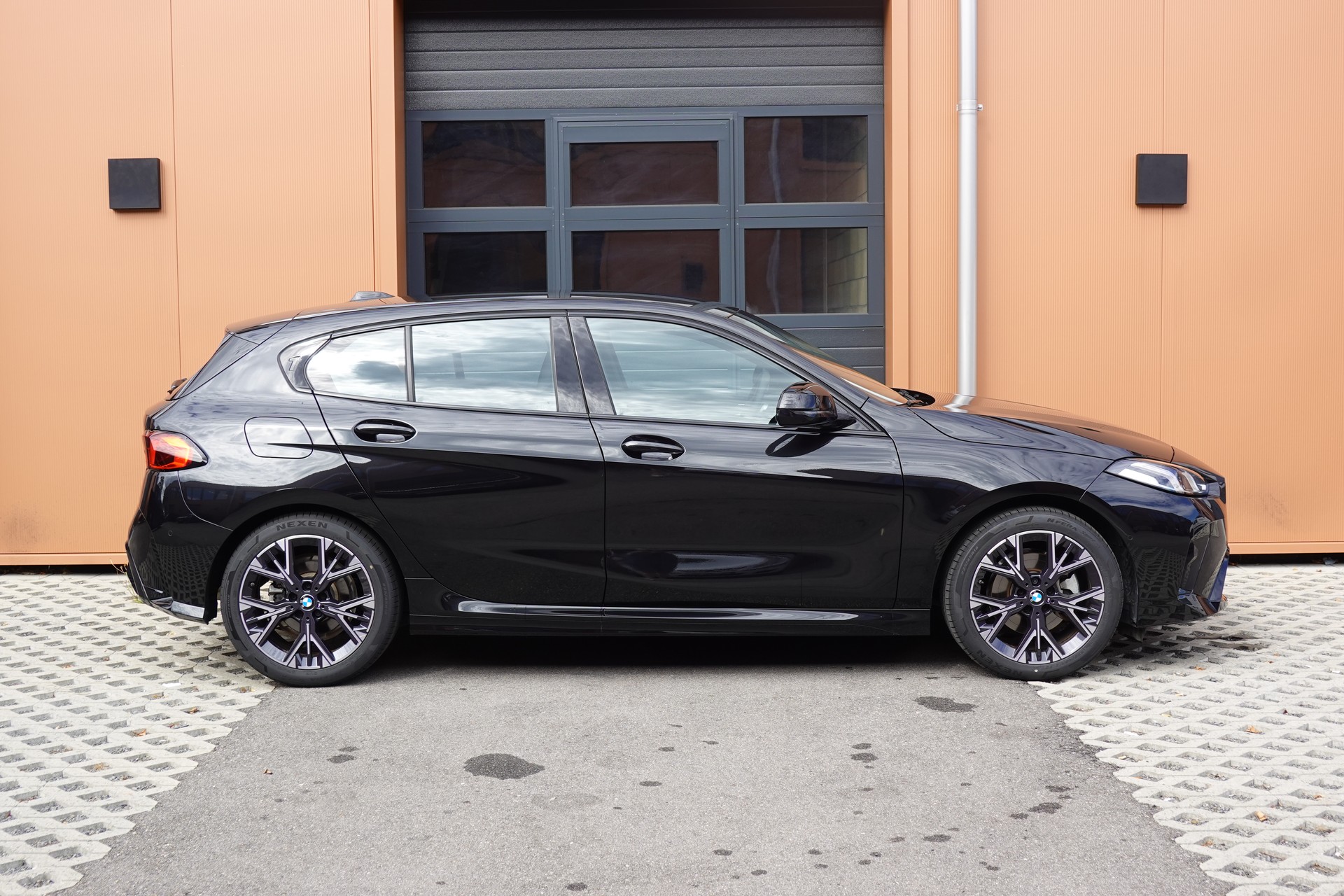 BMW 120i M Sport Steptronic - "LEASING DES 2,9% * Caméra Recul + Capteurs * Drive Select * Cuir/Alcantara"-image-3