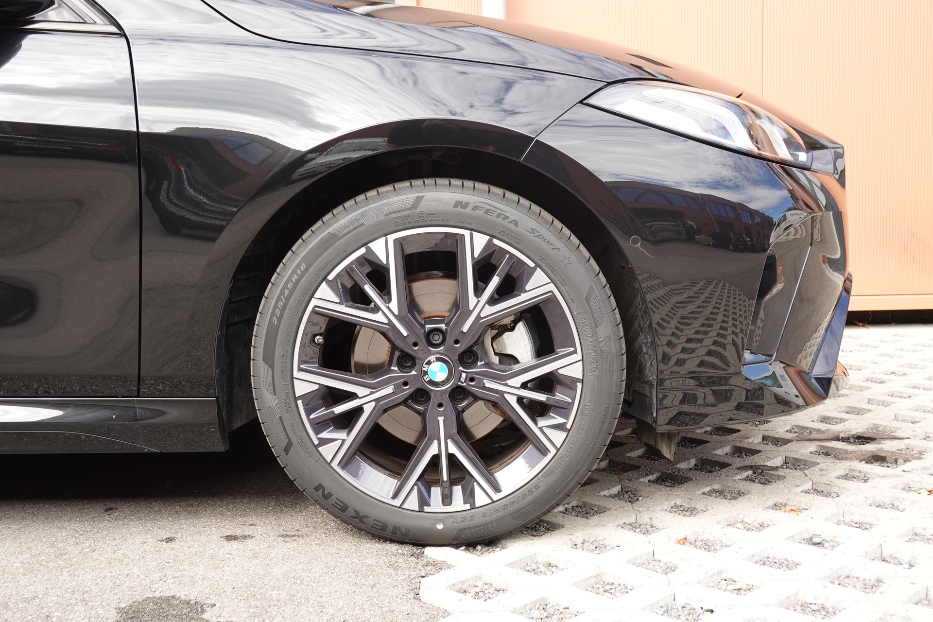 BMW 120i M Sport Steptronic - "LEASING DES 2,9% * Caméra Recul + Capteurs * Drive Select * Cuir/Alcantara"-image-4