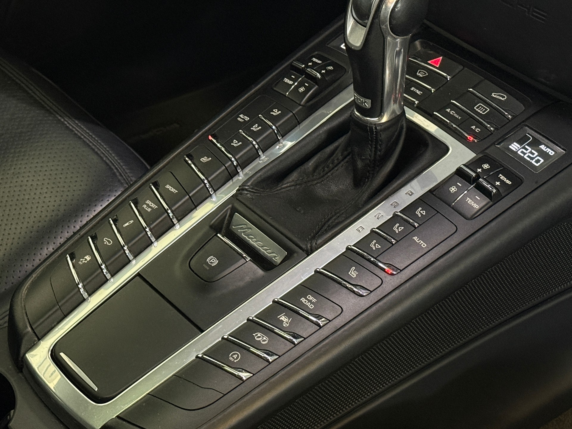 PORSCHE Macan Turbo Performance PDK-image-7