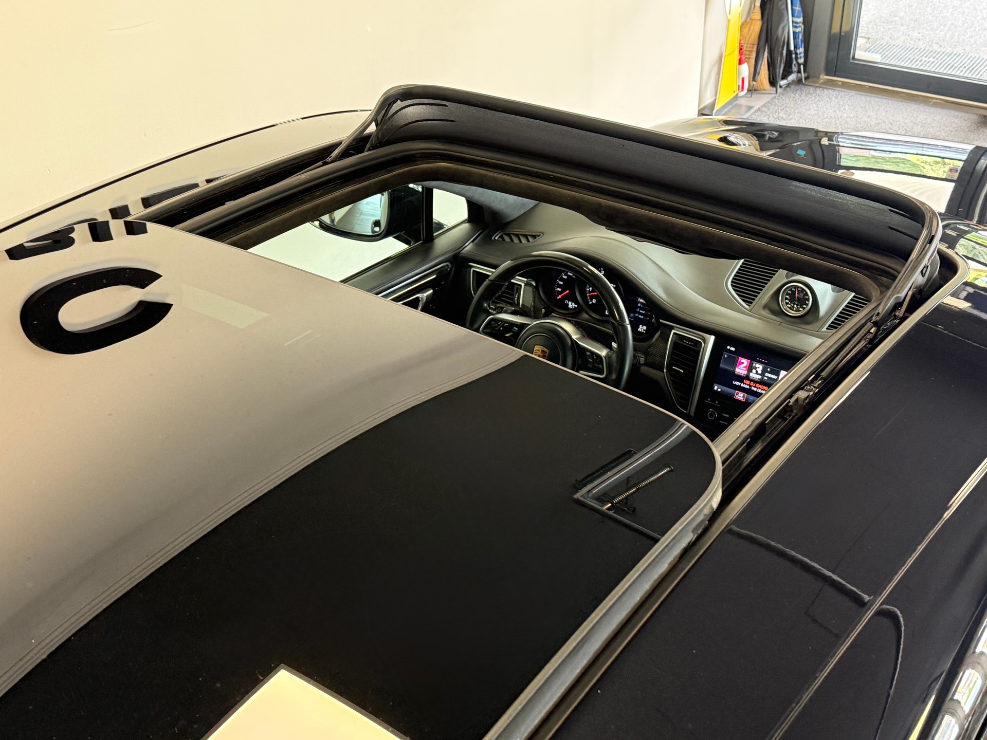 PORSCHE Macan Turbo Performance PDK-image-4