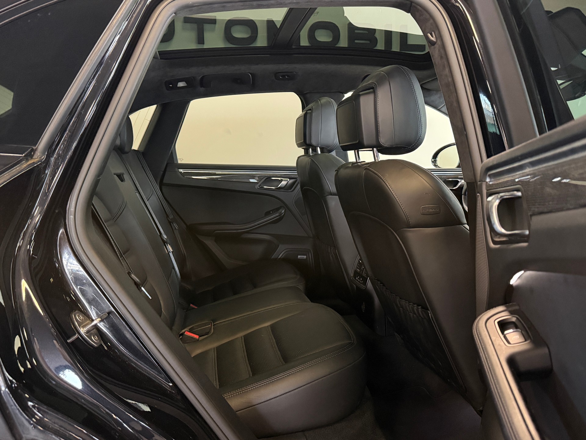 PORSCHE Macan Turbo Performance PDK-image-15