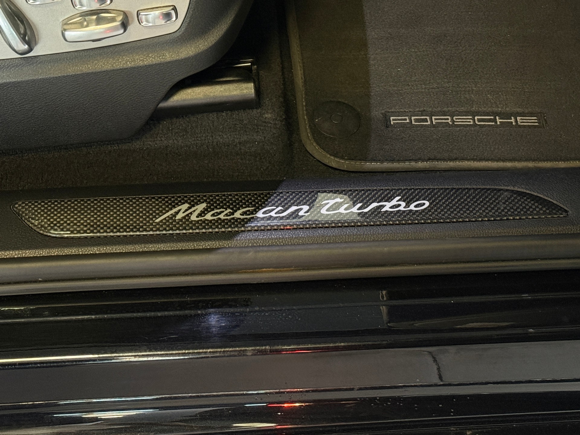 PORSCHE Macan Turbo Performance PDK-image-16