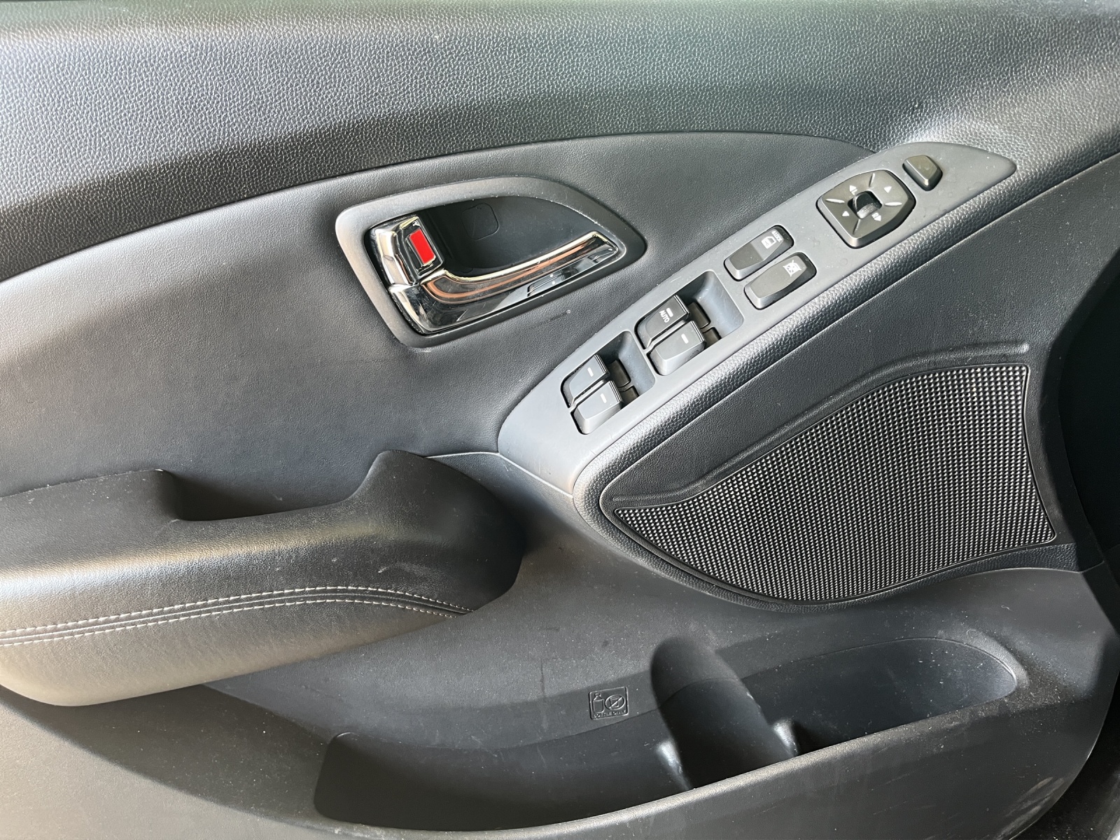 HYUNDAI iX 35 2.0 CRDi Premium 4WD Automatic-image-12