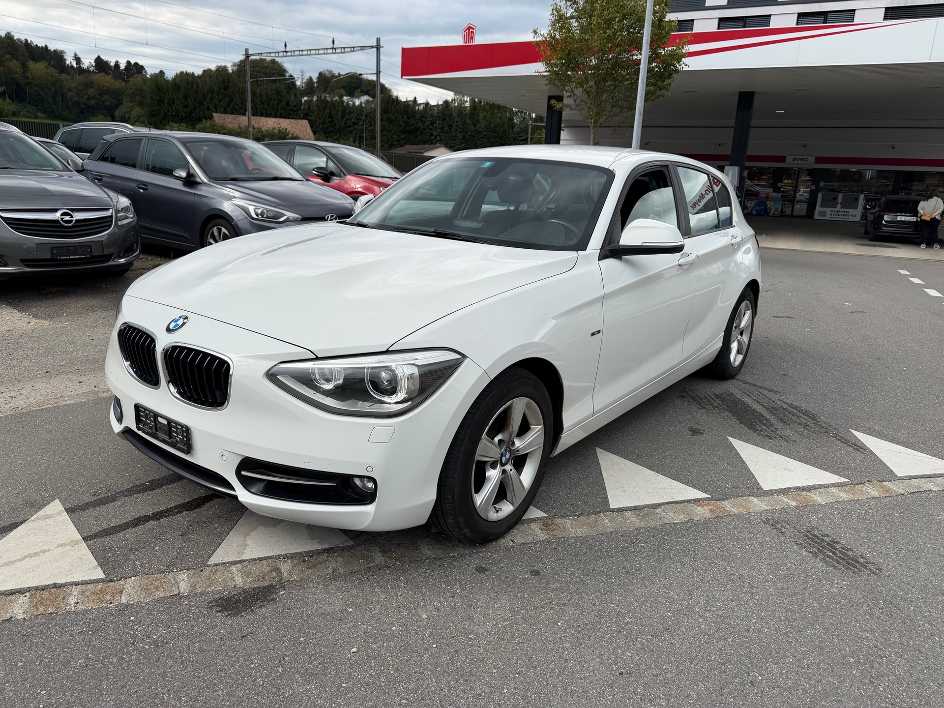 BMW 120d xDrive Sport Line-b5b-image-0