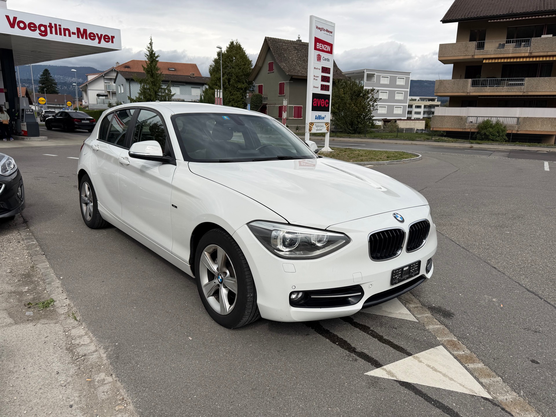 BMW 120d xDrive Sport Line-b5b-image-1